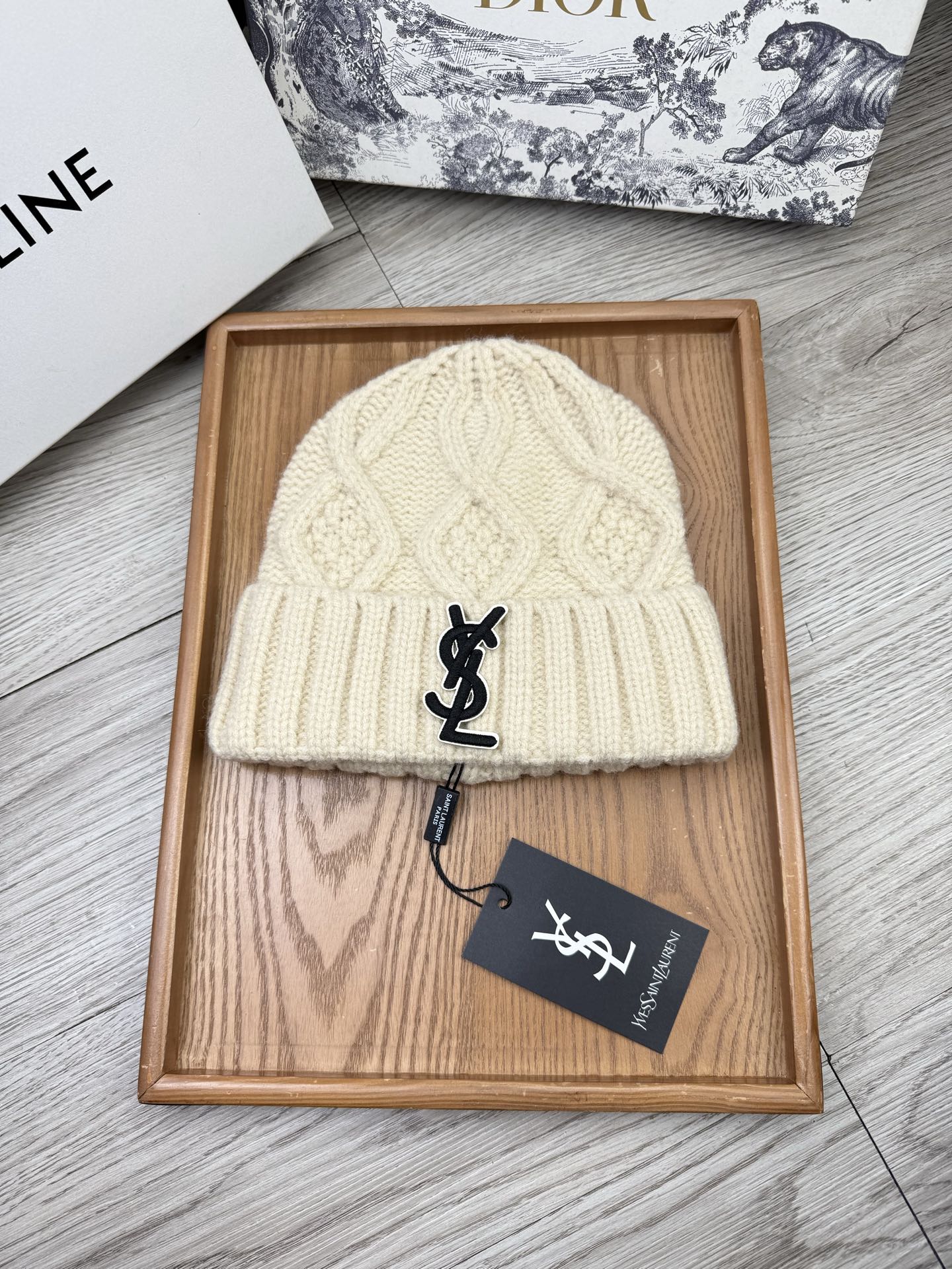 。YSL。福利！【细毛线针织单帽】新款上架，特别实惠的一个系列帽子，面料：细毛线。密度紧致！毛线针织面料