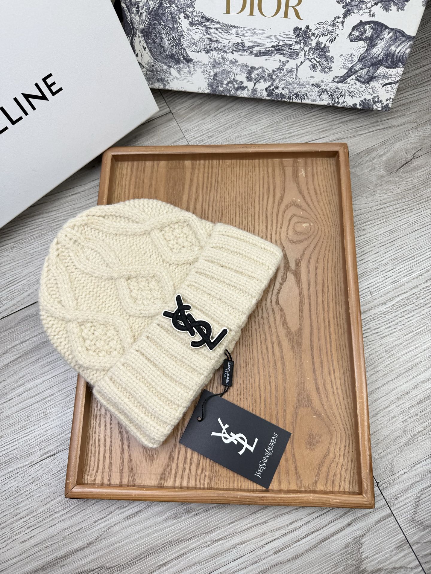 。YSL。福利！【细毛线针织单帽】新款上架，特别实惠的一个系列帽子，面料：细毛线。密度紧致！毛线针织面料