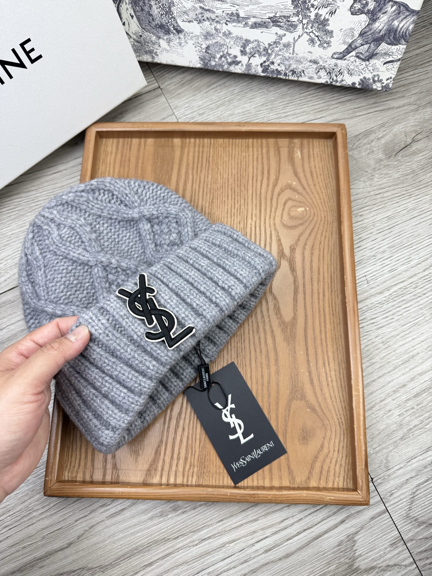 。YSL。福利！【细毛线针织单帽】新款上架，特别实惠的一个系列帽子，面料：细毛线。密度紧致！毛线针织面料