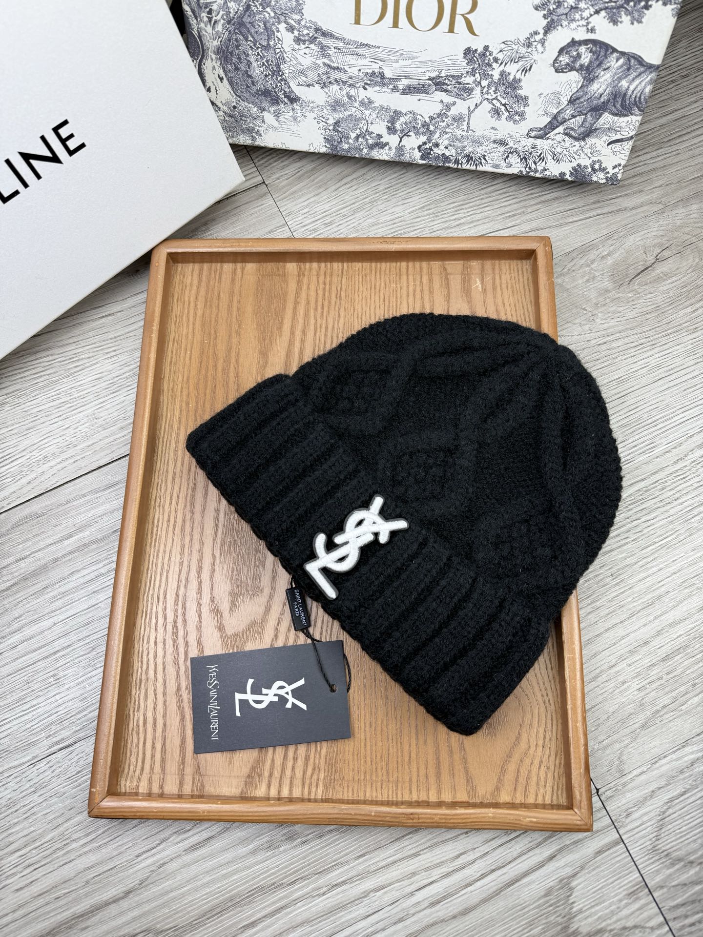 。YSL。福利！【细毛线针织单帽】新款上架，特别实惠的一个系列帽子，面料：细毛线。密度紧致！毛线针织面料