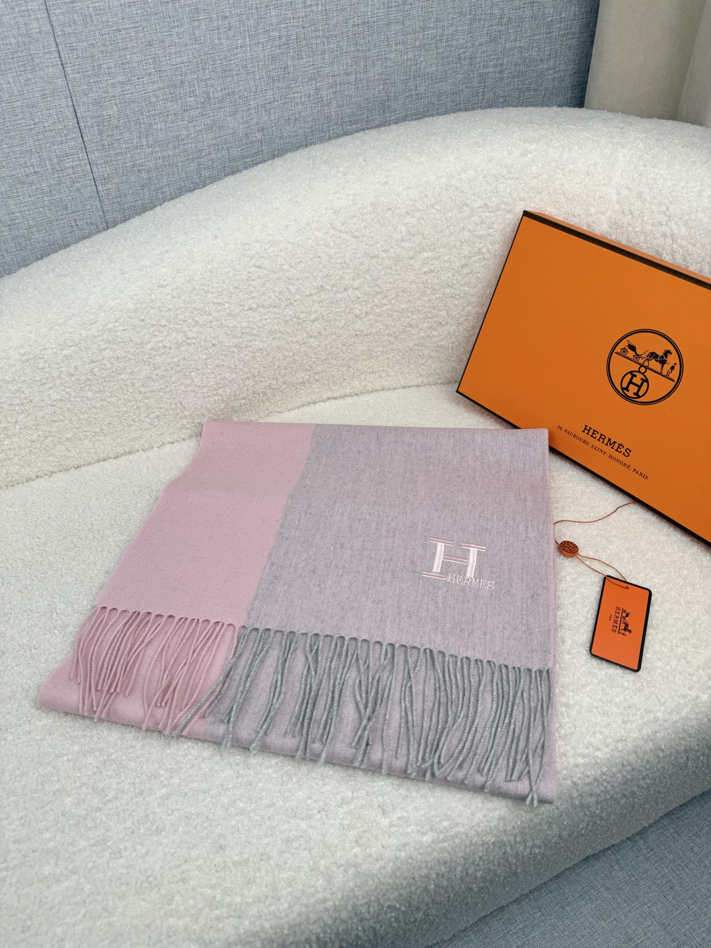 NO:587891,. H Home. [Wide version - color block human pattern embroidery men's cashmere scarf] praise and keep it for yourself, a rare high-end men's style!  Family benefits!  L is a very authentic men's scarf ~ I love the fabric, it is very soft, delicate and comfortable, with slight water ripples!  The atmosphere is simple and the color is super good-looking. It is a style that any boy will like. The small logo is very exquisite and has a texture that is not ostentatious. The bulk goods have been shipped out a few months ago. There is a little bit left over for the last order to benefit everyone. Classic men's 30cm wide cashmere scarf!  Unisex style, wool. Specification: 36*180 (total length including tassels: 180cm). Suitable for formal wear or casual wear. It can be folded in half and hung or wrapped in a circle. Gentleman's style and warm demeanor!  high version scarf,high version scarf19860909. H家.【加宽版-拼色人纹刺绣男士羊绒围巾】怒赞自留,难得的高端男款！家属福利！L非常正的男士围巾~面料大爱,非常柔软细腻舒服,轻度水波纹！大气简约,超级好看的男神配色,任何男生都会喜欢的款吧,小小Logo非常精致的点缀,有质感不张扬~大货几个月前已装船发走~尾单余一丢丢福利大家~经典男士的30cm宽羊绒围巾！男女通用款式,羊毛.规格36*180（含穗子总长180cm）,搭配正装或者搭配休闲装都很合适~对折挂围或者绕圈围都完全可以,绅士有型~有温度的风度！高版本围巾,高版本围巾,scarf