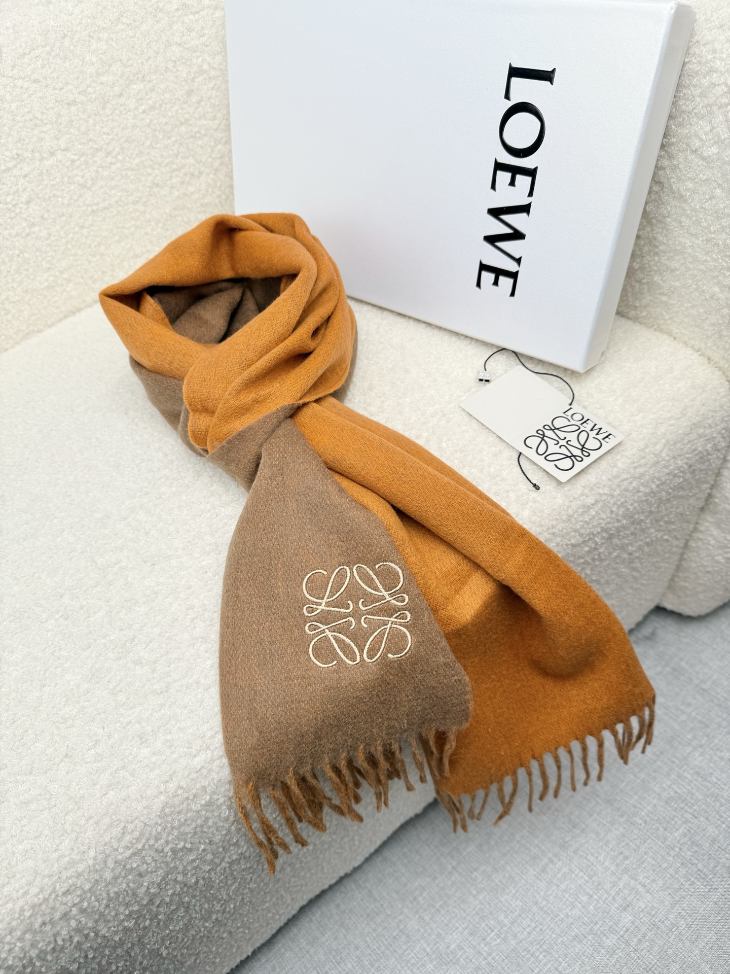 P。Loewe。【刺绣-双面围巾】6个色！感觉有了它真心不会再爱了.QC手里扣下的.真正专柜正品.全部今年最新logo最