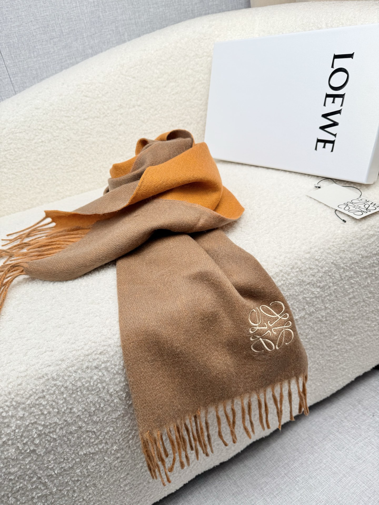 P。Loewe。【刺绣-双面围巾】6个色！感觉有了它真心不会再爱了.QC手里扣下的.真正专柜正品.全部今年最新logo最