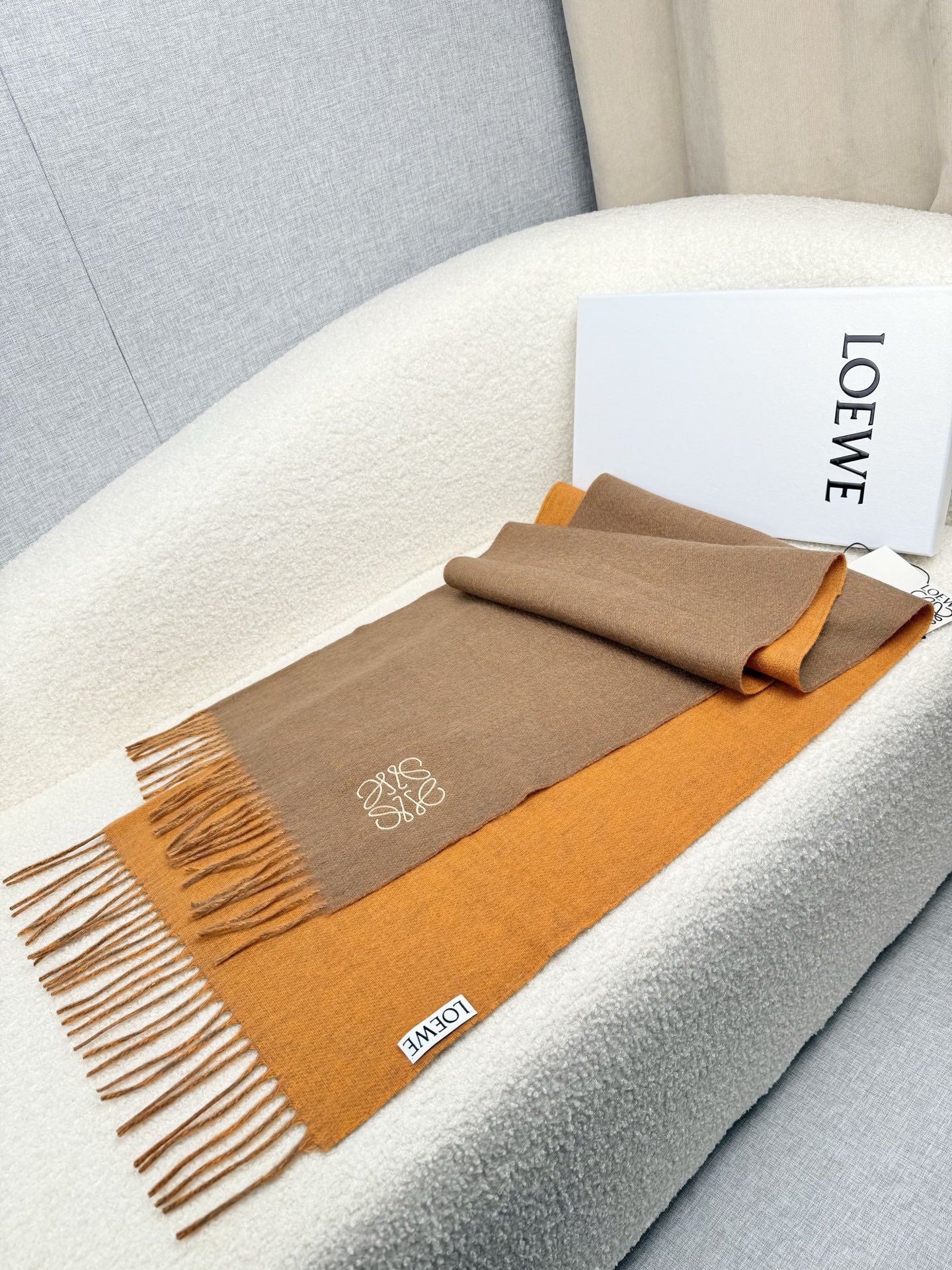 P。Loewe。【刺绣-双面围巾】6个色！感觉有了它真心不会再爱了.QC手里扣下的.真正专柜正品.全部今年最新logo最