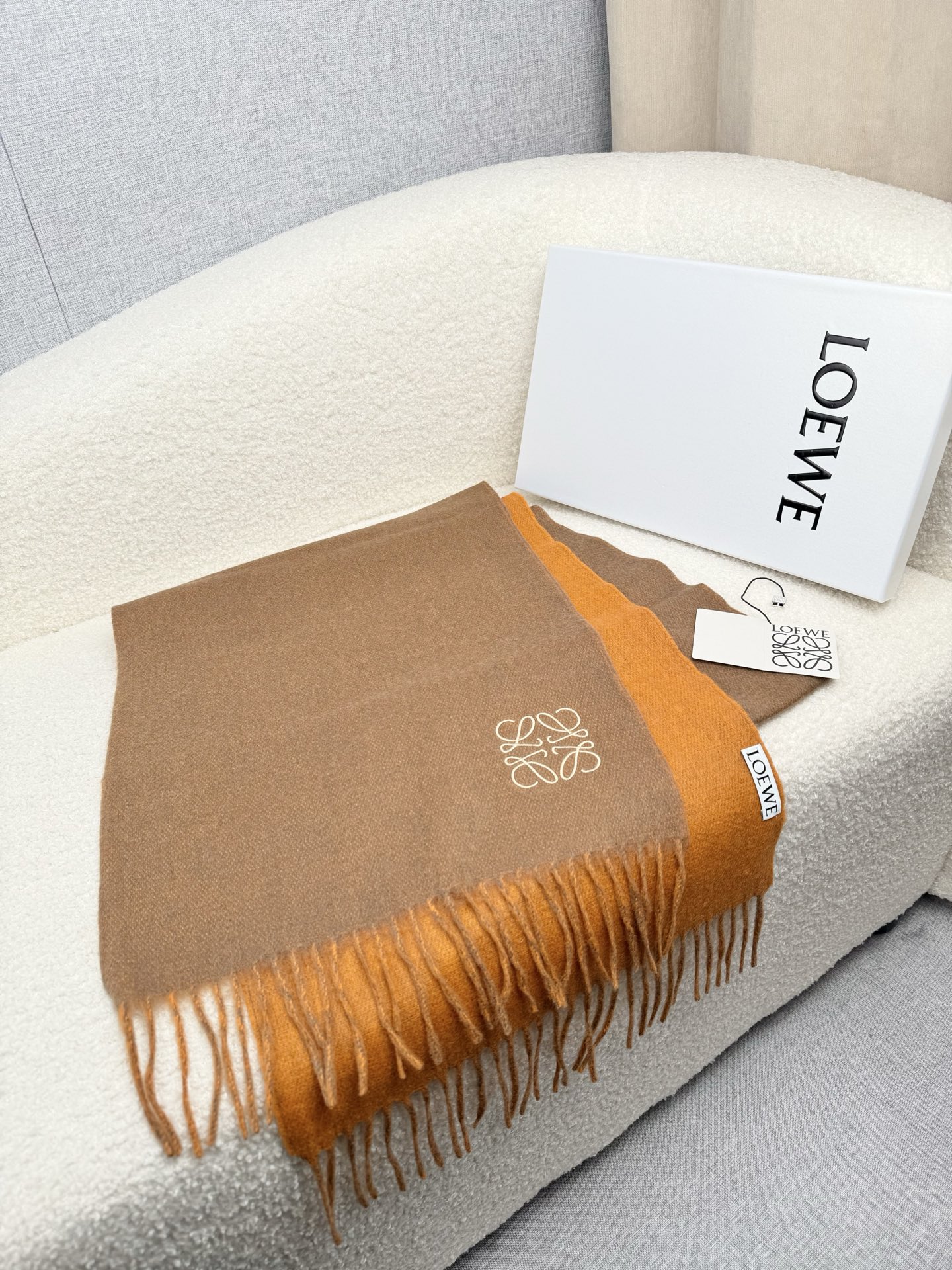 P。Loewe。【刺绣-双面围巾】6个色！感觉有了它真心不会再爱了.QC手里扣下的.真正专柜正品.全部今年最新logo最
