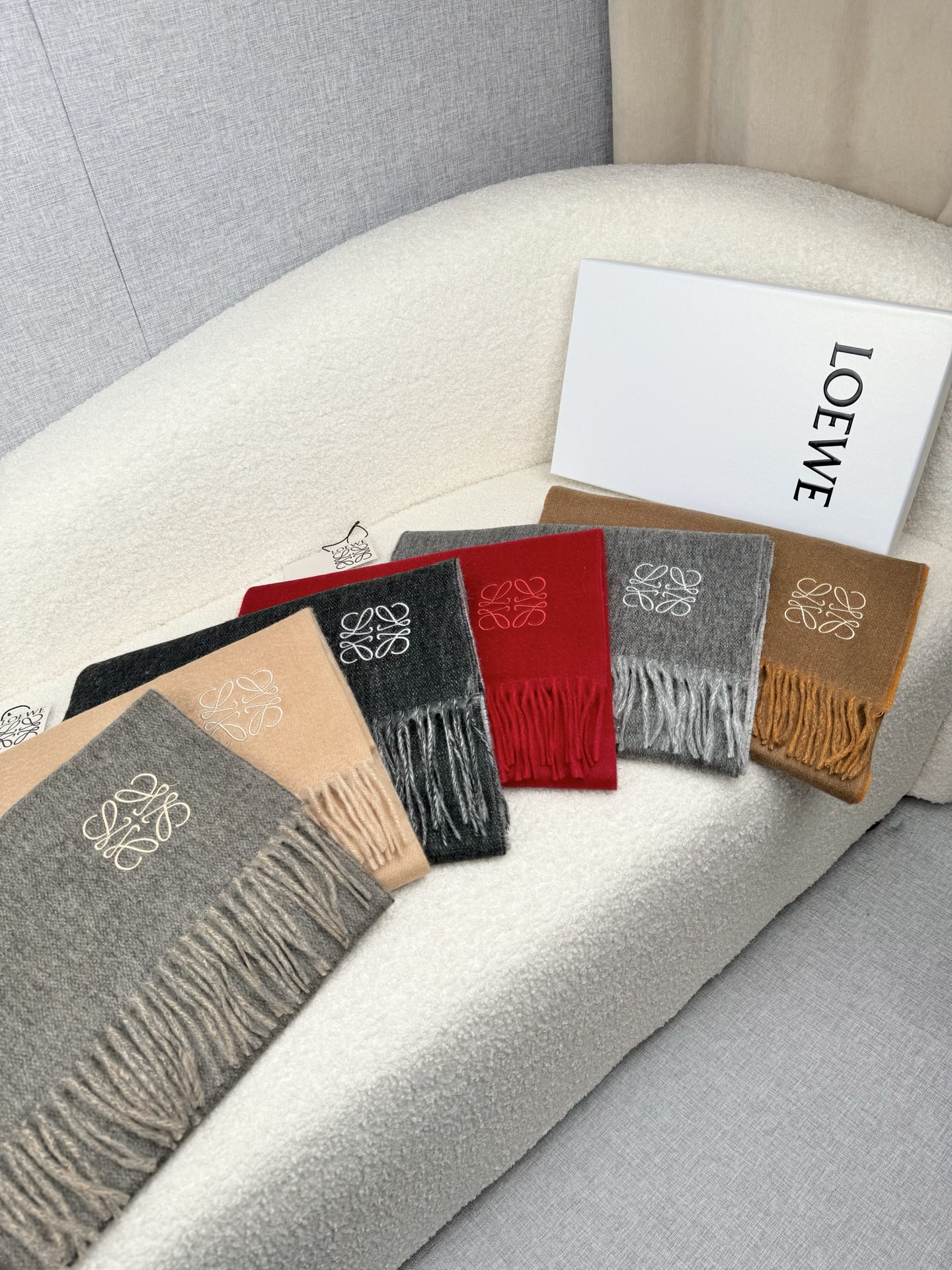 P。Loewe。【刺绣-双面围巾】6个色！感觉有了它真心不会再爱了.QC手里扣下的.真正专柜正品.全部今年最新logo最
