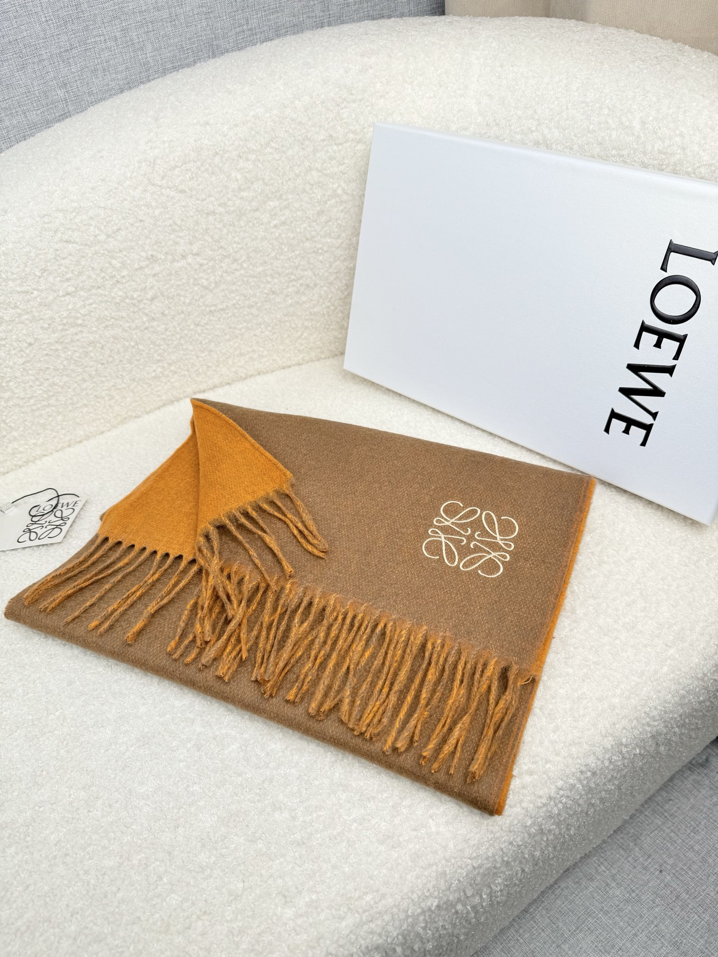 P。Loewe。【刺绣-双面围巾】6个色!感觉有了它真心不会再爱了.QC手里扣下的.真正专柜正品.全部今年最新logo最 P。Loewe。【刺绣-双面围巾】6个色!感觉有了它真心不会再爱了.QC手里扣下的.真正专柜正品.全部今年最新logo最