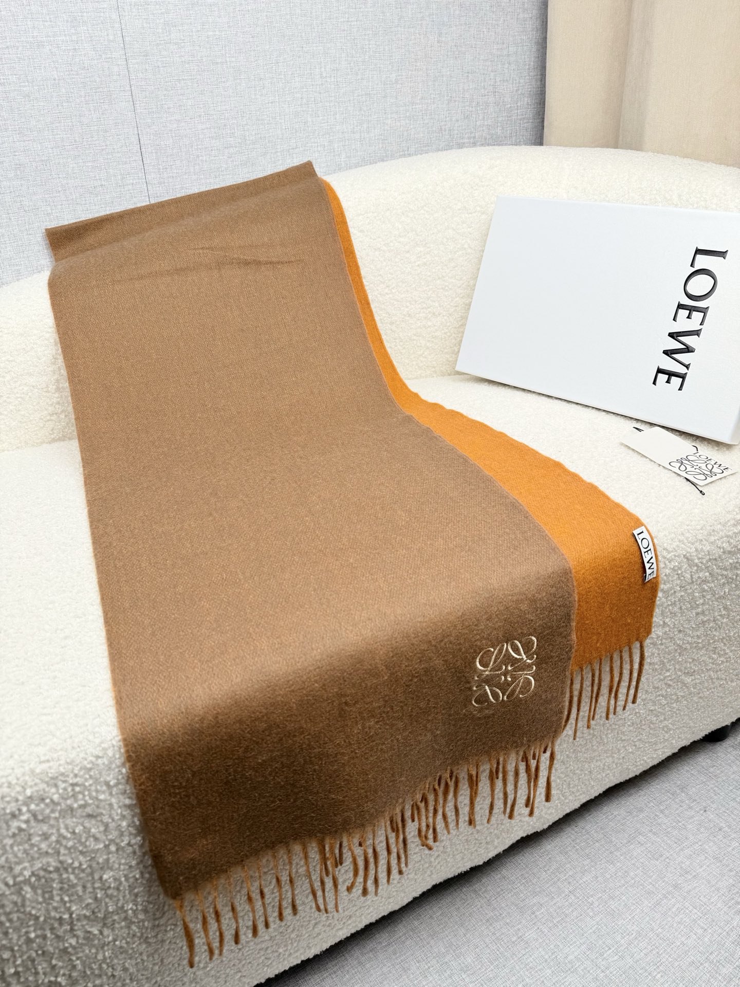 P。Loewe。【刺绣-双面围巾】6个色！感觉有了它真心不会再爱了.QC手里扣下的.真正专柜正品.全部今年最新logo最
