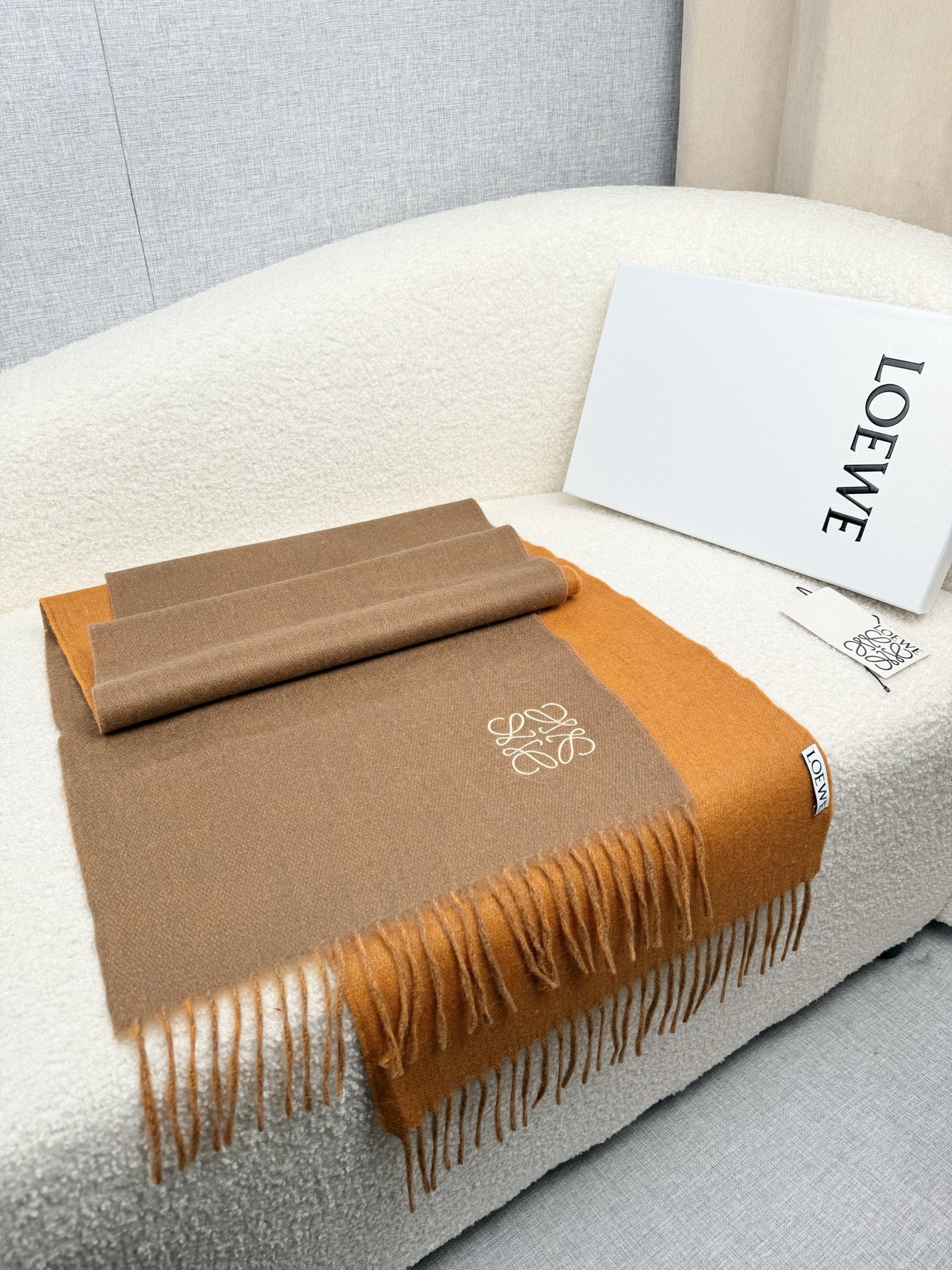 P。Loewe。【刺绣-双面围巾】6个色！感觉有了它真心不会再爱了.QC手里扣下的.真正专柜正品.全部今年最新logo最