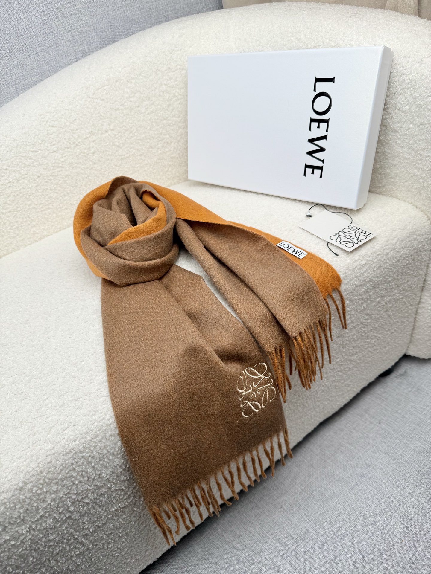 P。Loewe。【刺绣-双面围巾】6个色！感觉有了它真心不会再爱了.QC手里扣下的.真正专柜正品.全部今年最新logo最