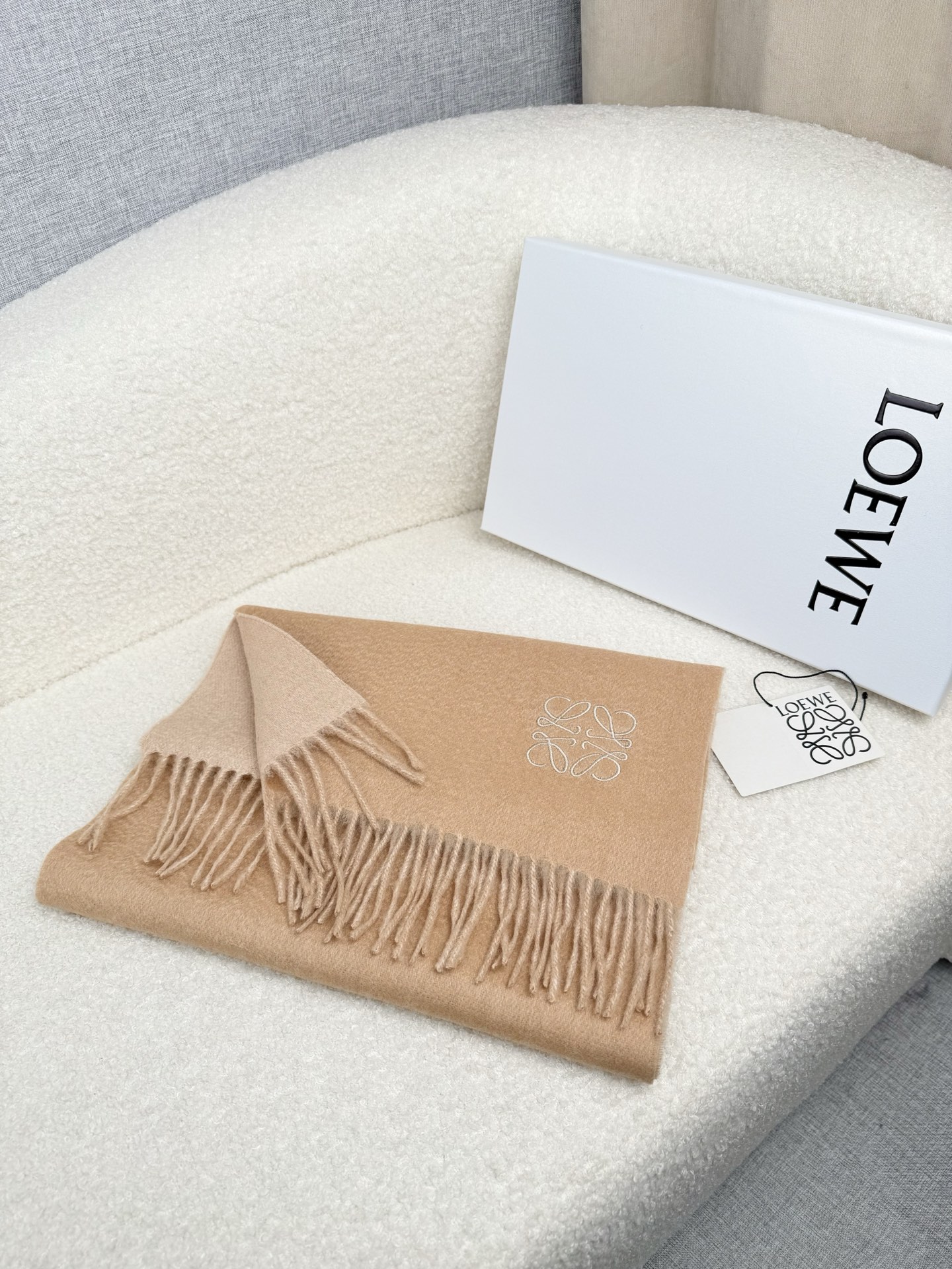 P。Loewe。【刺绣-双面围巾】6个色!感觉有了它真心不会再爱了.QC手里扣下的.真正专柜正品.全部今年最新logo最 P。Loewe。【刺绣-双面围巾】6个色!感觉有了它真心不会再爱了.QC手里扣下的.真正专柜正品.全部今年最新logo最