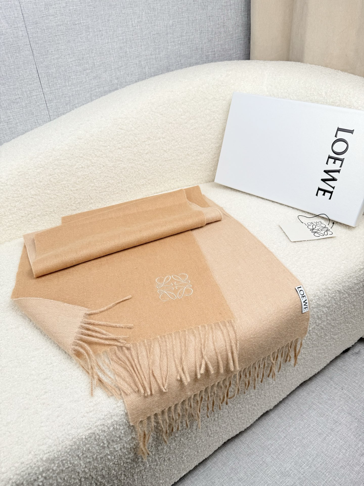 P。Loewe。【刺绣-双面围巾】6个色!感觉有了它真心不会再爱了.QC手里扣下的.真正专柜正品.全部今年最新logo最 P。Loewe。【刺绣-双面围巾】6个色!感觉有了它真心不会再爱了.QC手里扣下的.真正专柜正品.全部今年最新logo最