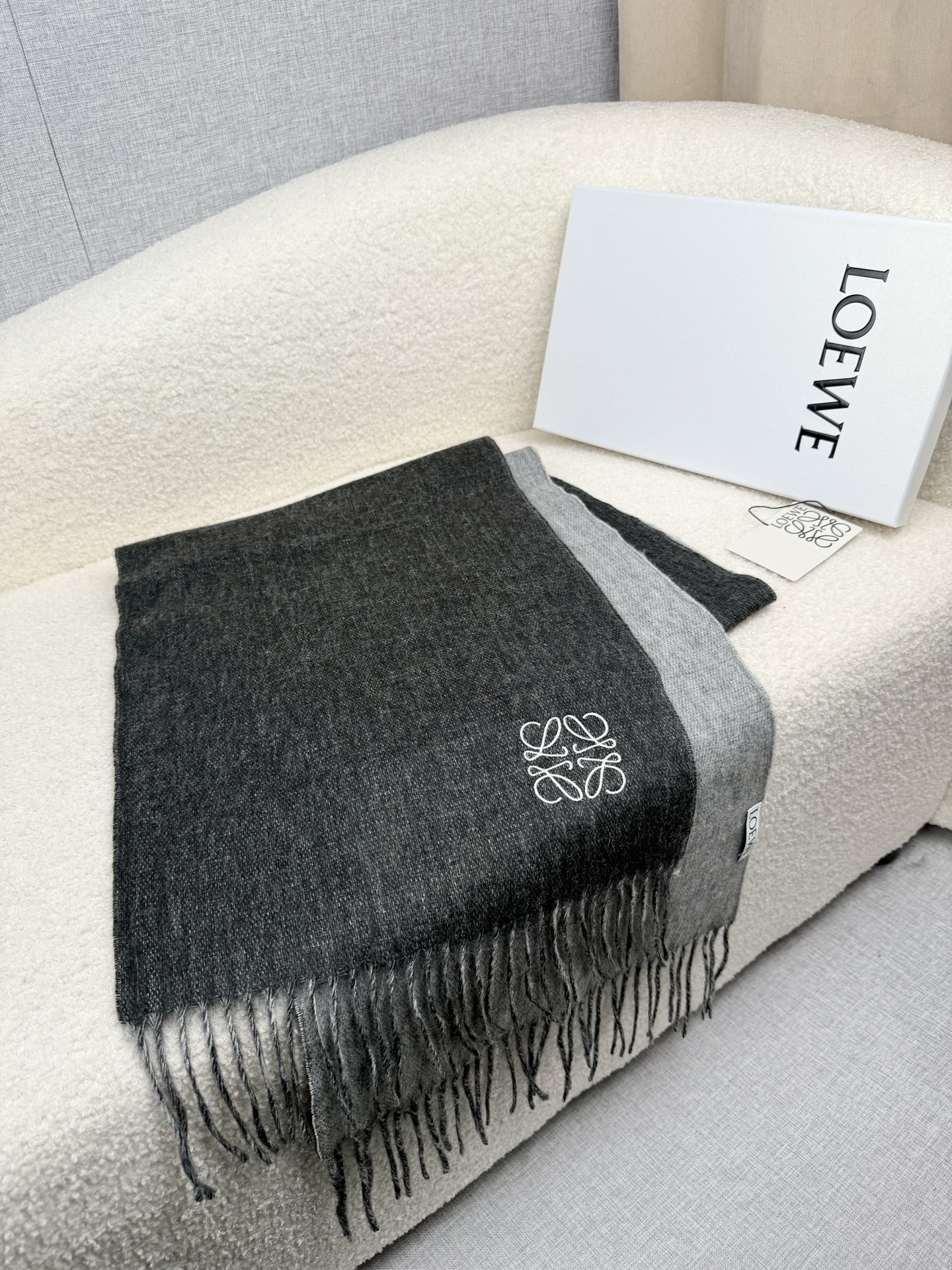 P。Loewe。【刺绣-双面围巾】6个色!感觉有了它真心不会再爱了.QC手里扣下的.真正专柜正品.全部今年最新logo最 P。Loewe。【刺绣-双面围巾】6个色!感觉有了它真心不会再爱了.QC手里扣下的.真正专柜正品.全部今年最新logo最