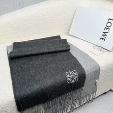 P。Loewe。【刺绣-双面围巾】6个色!感觉有了它真心不会再爱了.QC手里扣下的.真正专柜正品.全部今年最新logo最 P。Loewe。【刺绣-双面围巾】6个色!感觉有了它真心不会再爱了.QC手里扣下的.真正专柜正品.全部今年最新logo最