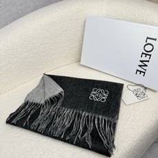 P。Loewe。【刺绣-双面围巾】6个色!感觉有了它真心不会再爱了.QC手里扣下的.真正专柜正品.全部今年最新logo最 P。Loewe。【刺绣-双面围巾】6个色!感觉有了它真心不会再爱了.QC手里扣下的.真正专柜正品.全部今年最新logo最