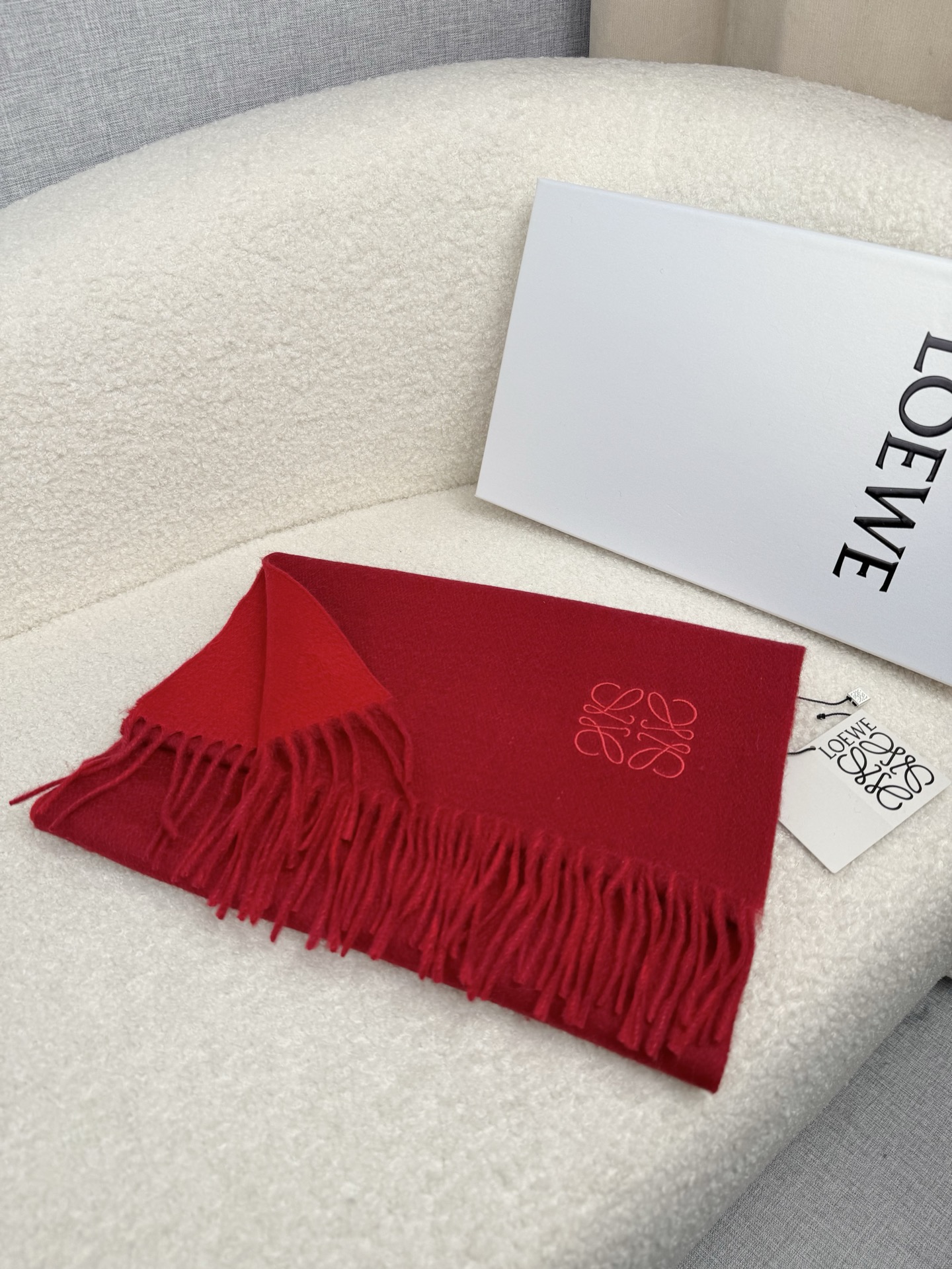 P。Loewe。【刺绣-双面围巾】6个色!感觉有了它真心不会再爱了.QC手里扣下的.真正专柜正品.全部今年最新logo最 P。Loewe。【刺绣-双面围巾】6个色!感觉有了它真心不会再爱了.QC手里扣下的.真正专柜正品.全部今年最新logo最