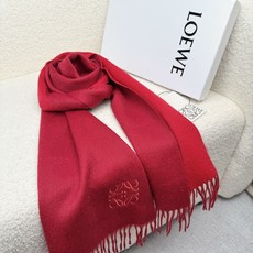 P。Loewe。【刺绣-双面围巾】6个色!感觉有了它真心不会再爱了.QC手里扣下的.真正专柜正品.全部今年最新logo最 P。Loewe。【刺绣-双面围巾】6个色!感觉有了它真心不会再爱了.QC手里扣下的.真正专柜正品.全部今年最新logo最