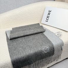 P。Loewe。【刺绣-双面围巾】6个色!感觉有了它真心不会再爱了.QC手里扣下的.真正专柜正品.全部今年最新logo最 P。Loewe。【刺绣-双面围巾】6个色!感觉有了它真心不会再爱了.QC手里扣下的.真正专柜正品.全部今年最新logo最
