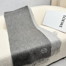 P。Loewe。【刺绣-双面围巾】6个色!感觉有了它真心不会再爱了.QC手里扣下的.真正专柜正品.全部今年最新logo最 P。Loewe。【刺绣-双面围巾】6个色!感觉有了它真心不会再爱了.QC手里扣下的.真正专柜正品.全部今年最新logo最