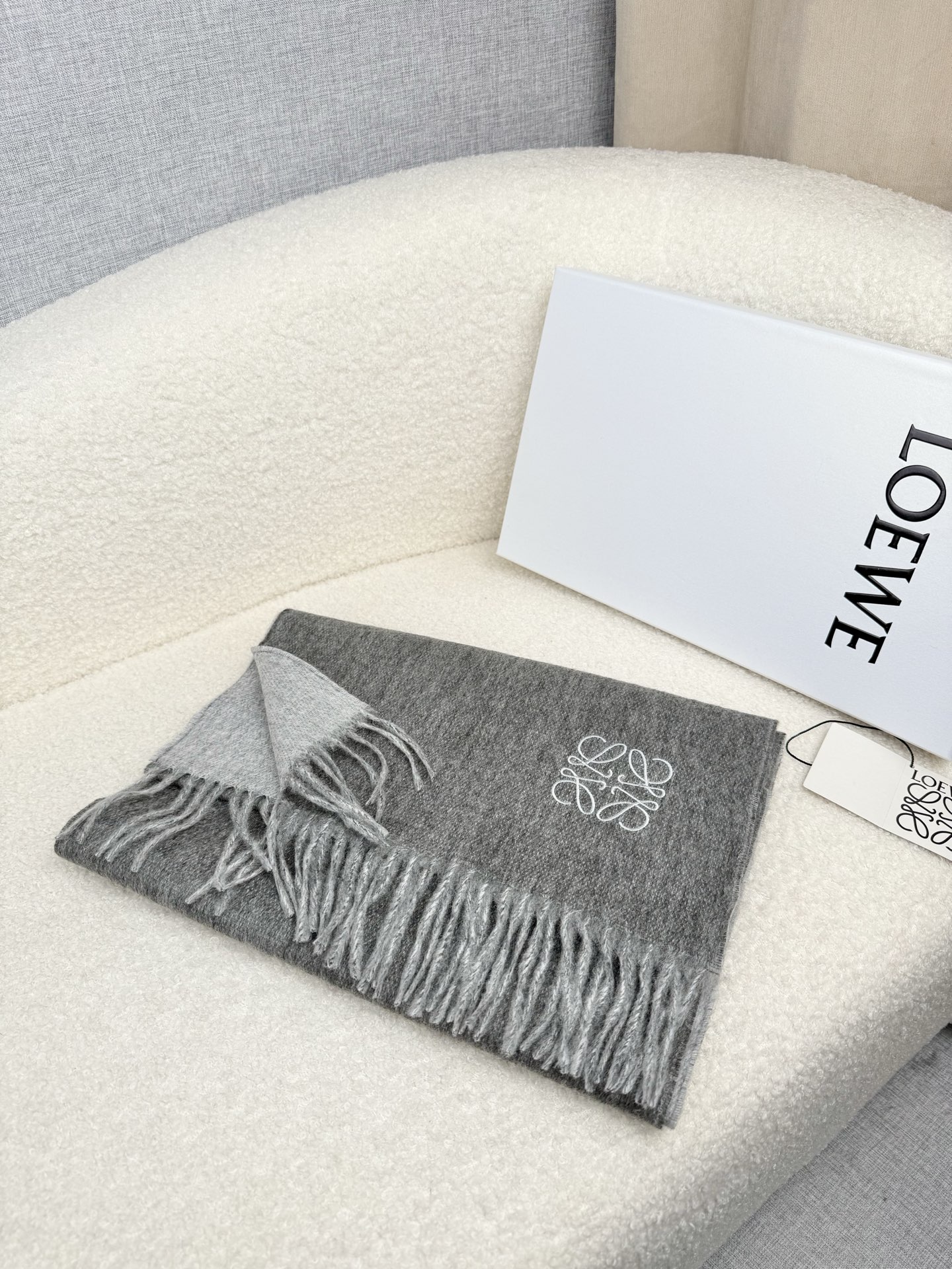 NO:587898,.Loewe.[Embroidery-Double-Sided Scarf] 6 colors!  I feel like I will never fall in love with it again. It is in the hands of QC. It is genuine products from the counter. All of them have the latest logo this year and are anti-counterfeiting. Every item is stamped by QC inspection. So everything is perfect and the same as the counter!  It is a rare opportunity to have this kind of pure counter product with all accessories stamped!  10,000 at the counter. There are 6 colors in total, each color is breathtakingly beautiful. Double-sided and two-color heavy stuff. With a little water ripple!  Elegant without being too showy!  .Support counter inspection!  180*30cm~~.50 cashmere and 50 lamb wool are used to increase toughness!  The texture is very soft ~ the color, color fastness and raw materials are world-class. So you will be happy if you buy it!  high version scarf,high version scarf,loewe19860909.Loewe.【刺绣-双面围巾】6个色！感觉有了它真心不会再爱了.QC手里扣下的.真正专柜正品.全部今年最新logo最新防伪.每一条都是qc验货盖章.所以一切完美和专柜无差！这种纯专柜货全部辅料盖章齐全的机会无敌难得！专柜10000.一共6色,每个颜色都美到窒息.双面双色重磅的东西.带一点水波纹！既优雅又不会过于张扬！.支持专柜验货！180*30cm~~.50羊绒50羊羔毛用来增加韧性！质感非常柔软～色泽度色牢度原料都是世界级的.所以买到就赚开心啦！高版本围巾,高版本围巾,loewe,scarf