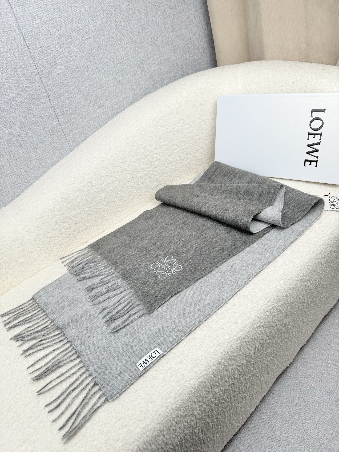 P。Loewe。【刺绣-双面围巾】6个色!感觉有了它真心不会再爱了.QC手里扣下的.真正专柜正品.全部今年最新logo最 P。Loewe。【刺绣-双面围巾】6个色!感觉有了它真心不会再爱了.QC手里扣下的.真正专柜正品.全部今年最新logo最