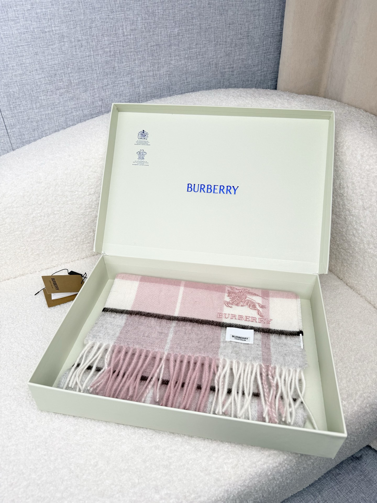 NO:587904,.B Family.【Embroidered War Horse-Checked Scarf】!  I feel like I will never fall in love with it again. It is in the hands of QC. It is genuine products from the counter. All of them have the latest logo this year and are anti-counterfeiting. Every item is stamped by QC inspection. So everything is perfect and the same as the counter!  It is a rare opportunity to have this kind of pure counter product with all accessories stamped!  10,000 at the counter. There are 2 colors in total, each color is breathtakingly beautiful. Double-sided and two-color heavy stuff. With a little water ripple!  Elegant without being too showy!  .Support counter inspection!  180*30cm~~.50 cashmere and 50 lamb wool are used to increase toughness!  The texture is very soft ~ the color, color fastness and raw materials are world-class. So you will be happy if you buy it!  high version scarf, high version scarf19860909.B家.【刺绣战马-格纹围巾】！感觉有了它真心不会再爱了.QC手里扣下的.真正专柜正品.全部今年最新logo最新防伪.每一条都是qc验货盖章.所以一切完美和专柜无差！这种纯专柜货全部辅料盖章齐全的机会无敌难得！专柜10000.一共2色,每个颜色都美到窒息.双面双色重磅的东西.带一点水波纹！既优雅又不会过于张扬！.支持专柜验货！180*30cm~~.50羊绒50羊羔毛用来增加韧性！质感非常柔软～色泽度色牢度原料都是世界级的.所以买到就赚开心啦！高版本围巾,高版本围巾,scarf