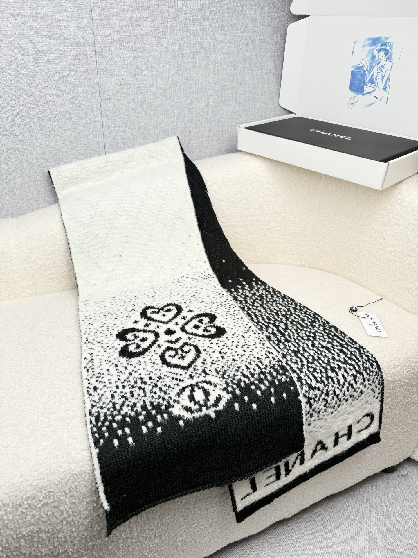 P。C家。香奈儿专柜新款！美翻了[流泪]御用殿堂级极品‼️新款专柜在售 进口纯羊绒时尚绣花针织毛线围巾披肩❗美丽至极 真