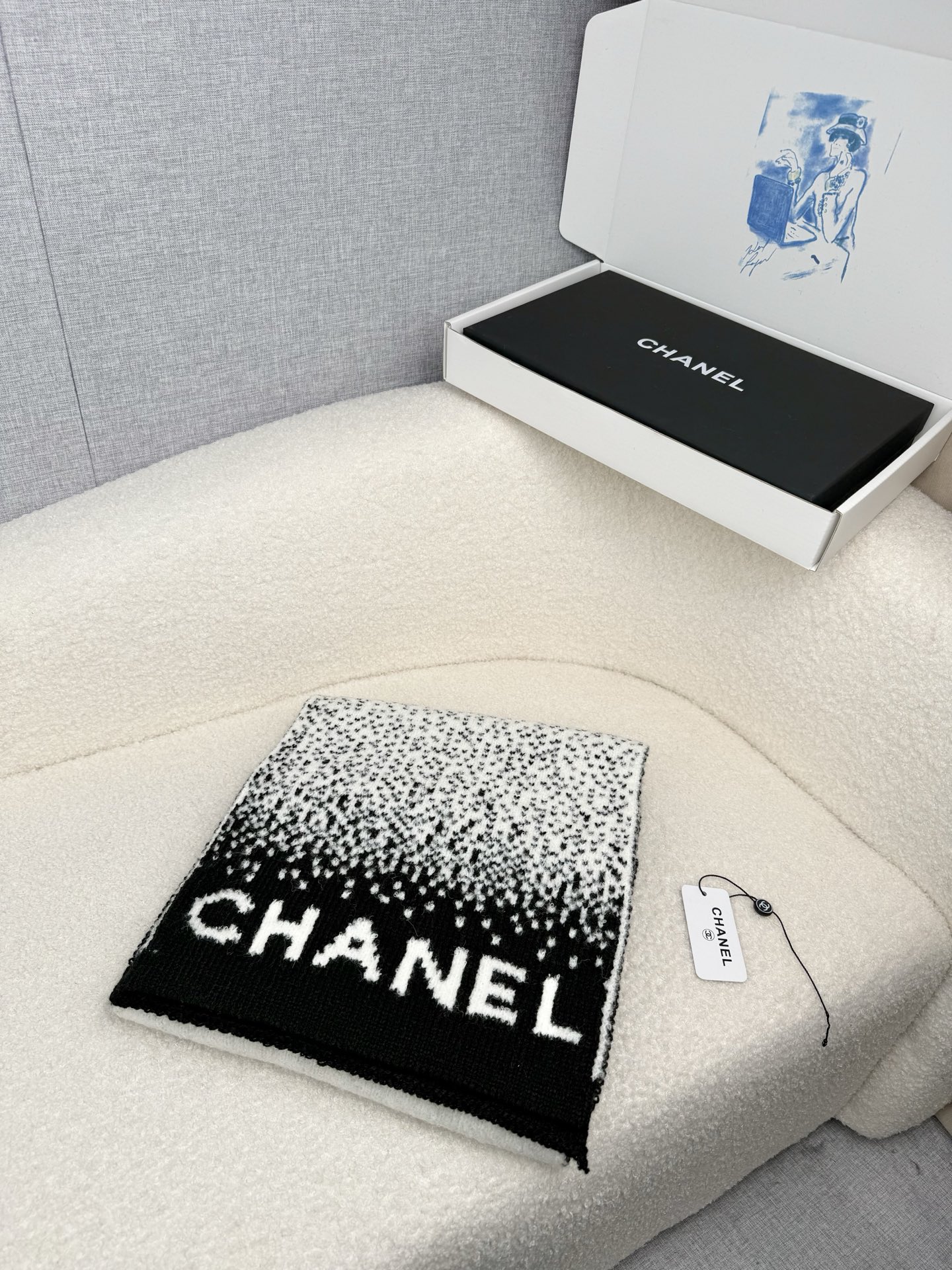 NO:587925,.C Home.Chanel counter new style!  So beautiful [crying] The royal hall-level new model is on sale at the counter. The imported pure cashmere fashionable embroidered knitted wool scarf and shawl are extremely beautiful. It really matches the skin tone of the upper body. It is versatile. You can decide whether it looks good or not. The scarf size is 30180cm, pure cashmere is selected, and it is the first choice for gifts!  high version scarf, high version scarf, chanel, chanel, shawls19860909.C家.香奈儿专柜新款！美翻了[流泪]御用殿堂级极品新款专柜在售 进口纯羊绒时尚绣花针织毛线围巾披肩美丽至极 真的 上身极为衬肤色 百搭 好看不好看自己看吧 围巾尺寸30180cm,精选纯羊绒,送礼首选佳品！高版本围巾,高版本围巾,chanel,chanel,shawls,scarf