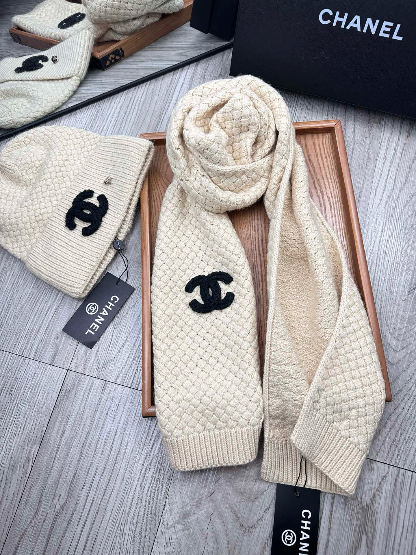 🌹。C家。 【羊毛套装帽子】经典套装帽子！帽子➕围巾！70%羊毛➕30%兔毛。暖暖哒超级舒服～冬日小姐姐减龄神器哦～这个