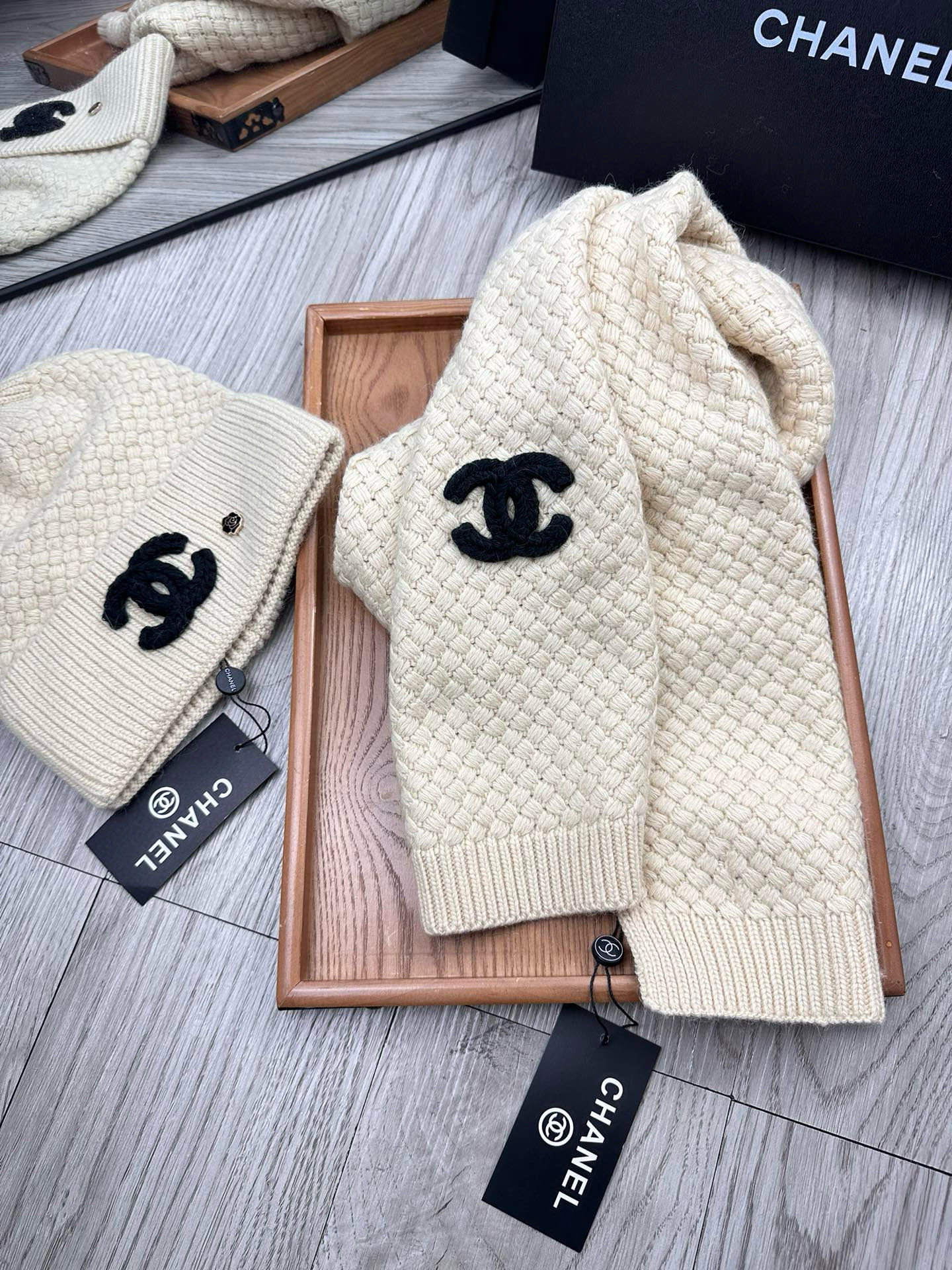 🌹。C家。 【羊毛套装帽子】经典套装帽子！帽子➕围巾！70%羊毛➕30%兔毛。暖暖哒超级舒服～冬日小姐姐减龄神器哦～这个