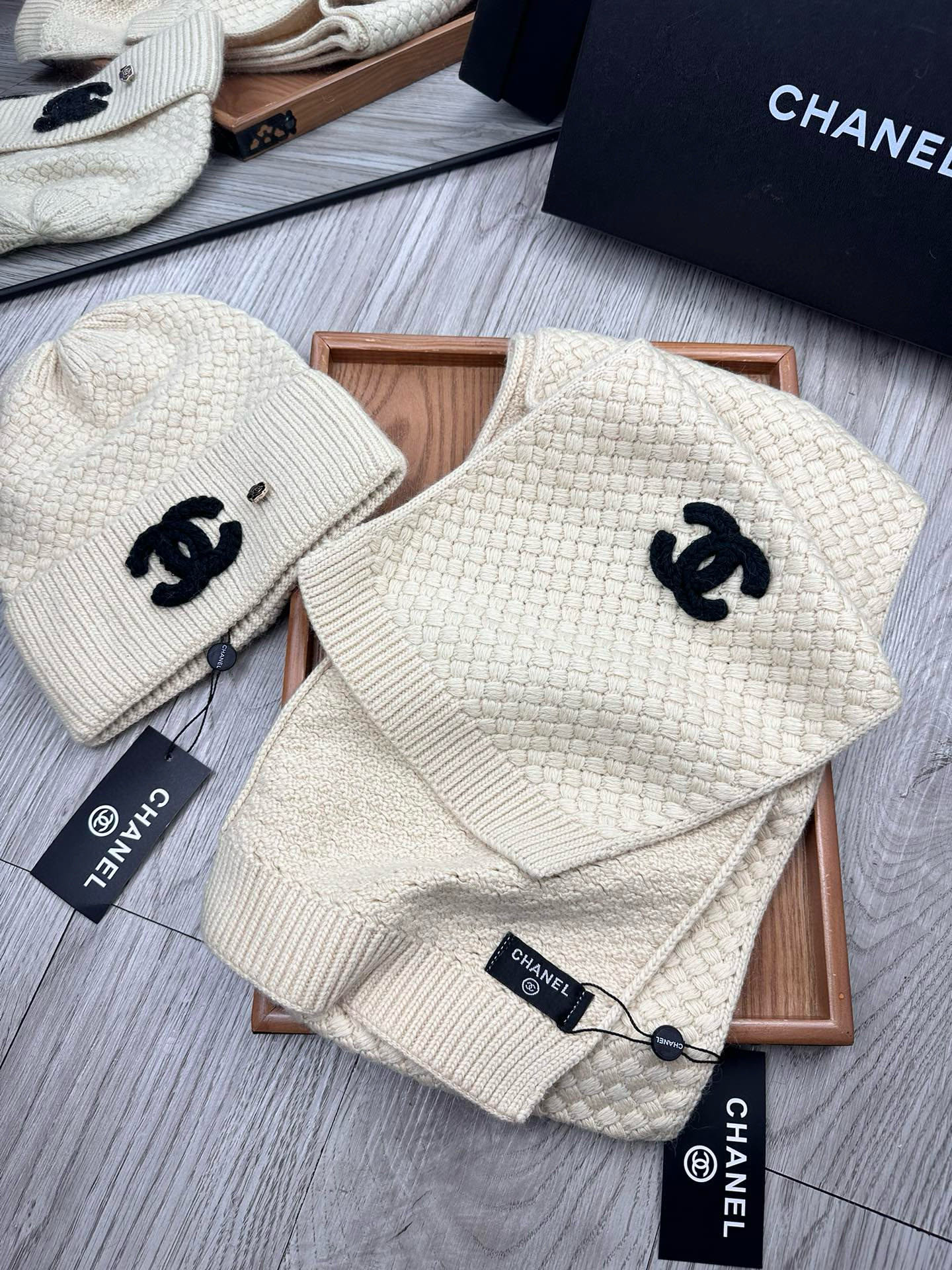 🌹。C家。 【羊毛套装帽子】经典套装帽子！帽子➕围巾！70%羊毛➕30%兔毛。暖暖哒超级舒服～冬日小姐姐减龄神器哦～这个