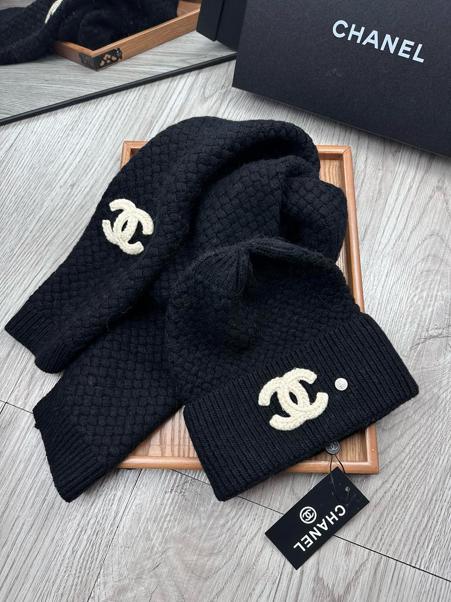 🌹。C家。 【羊毛套装帽子】经典套装帽子！帽子➕围巾！70%羊毛➕30%兔毛。暖暖哒超级舒服～冬日小姐姐减龄神器哦～这个