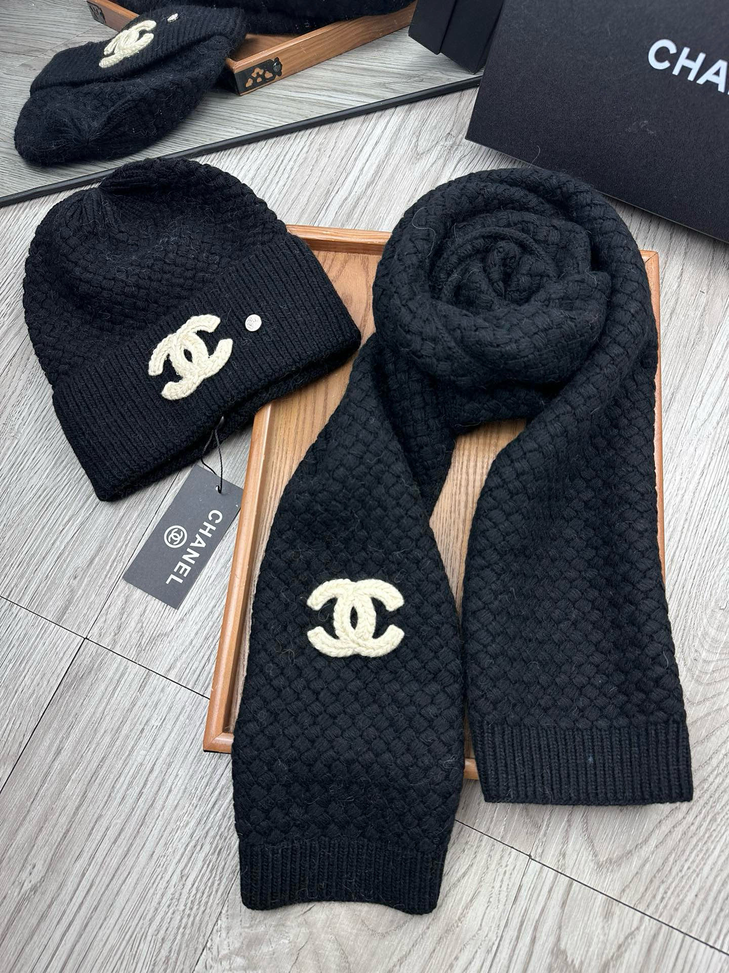 🌹。C家。 【羊毛套装帽子】经典套装帽子！帽子➕围巾！70%羊毛➕30%兔毛。暖暖哒超级舒服～冬日小姐姐减龄神器哦～这个