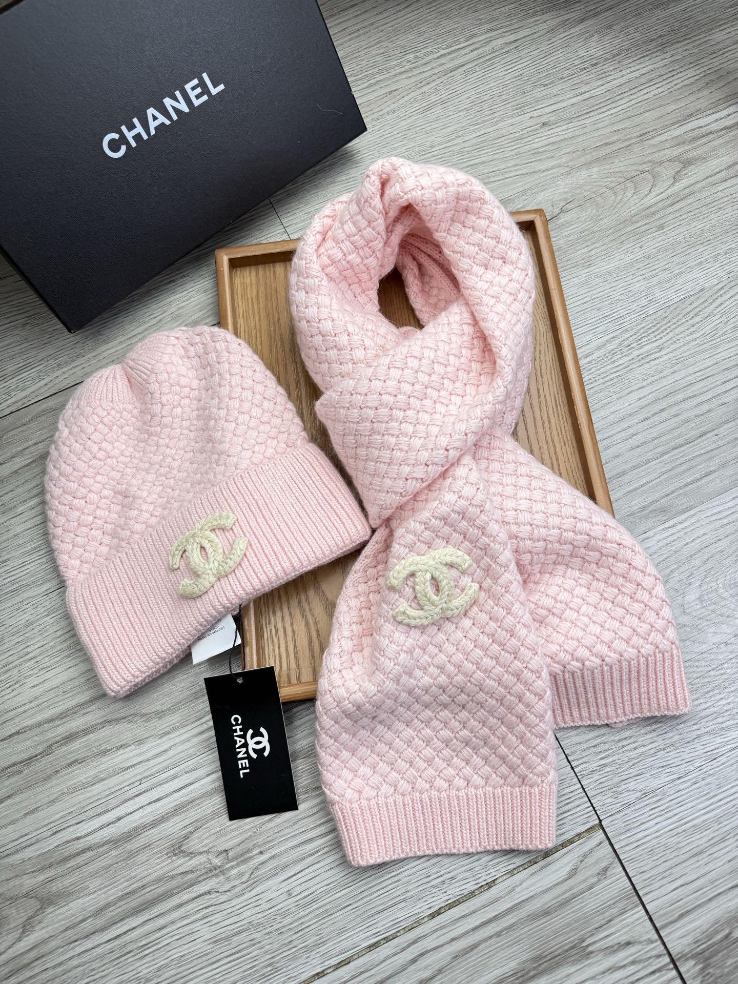 🌹。C家。 【羊毛套装帽子】经典套装帽子！帽子➕围巾！70%羊毛➕30%兔毛。暖暖哒超级舒服～冬日小姐姐减龄神器哦～这个