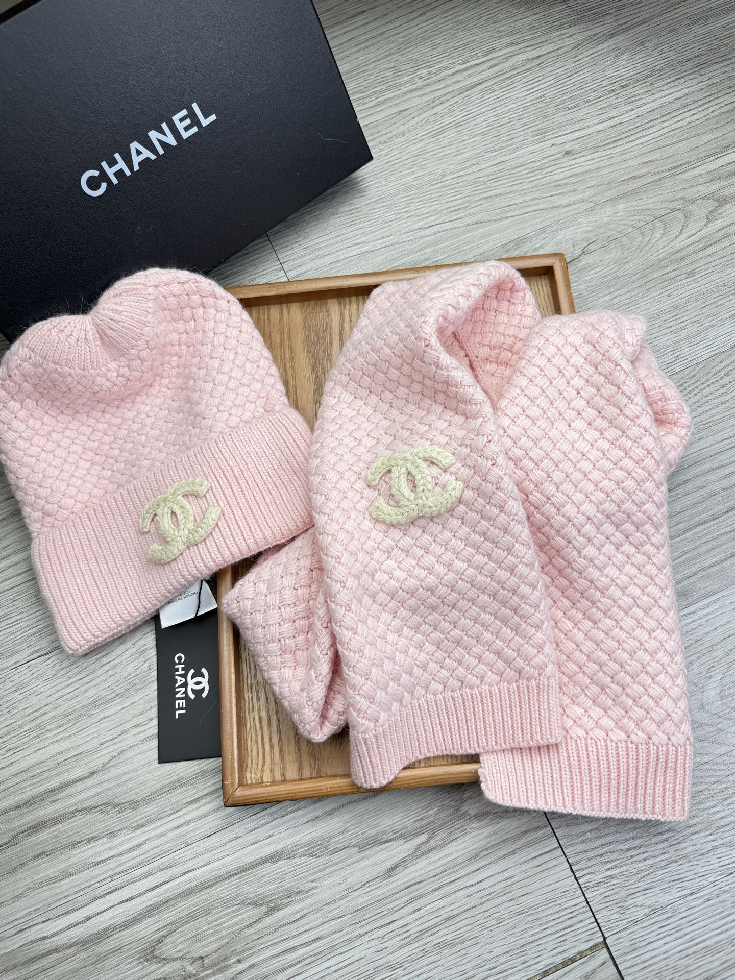 🌹。C家。 【羊毛套装帽子】经典套装帽子！帽子➕围巾！70%羊毛➕30%兔毛。暖暖哒超级舒服～冬日小姐姐减龄神器哦～这个