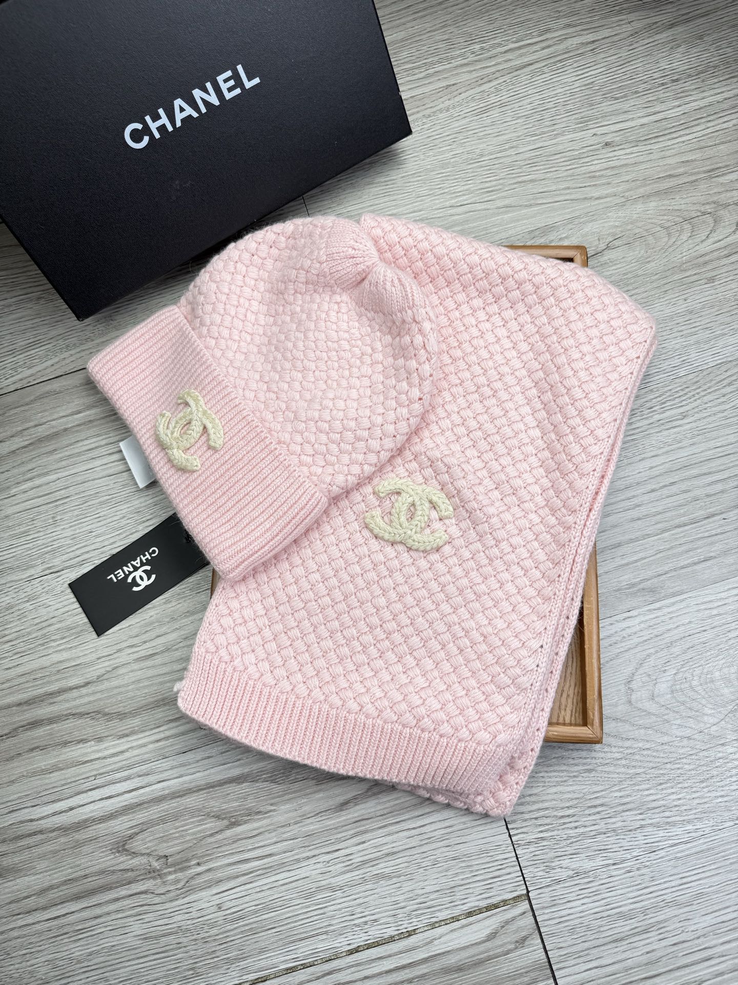 🌹。C家。 【羊毛套装帽子】经典套装帽子！帽子➕围巾！70%羊毛➕30%兔毛。暖暖哒超级舒服～冬日小姐姐减龄神器哦～这个