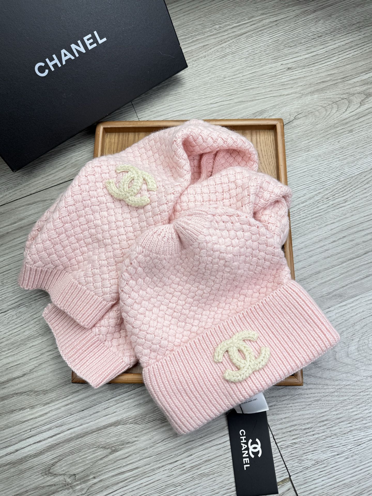 🌹。C家。 【羊毛套装帽子】经典套装帽子！帽子➕围巾！70%羊毛➕30%兔毛。暖暖哒超级舒服～冬日小姐姐减龄神器哦～这个
