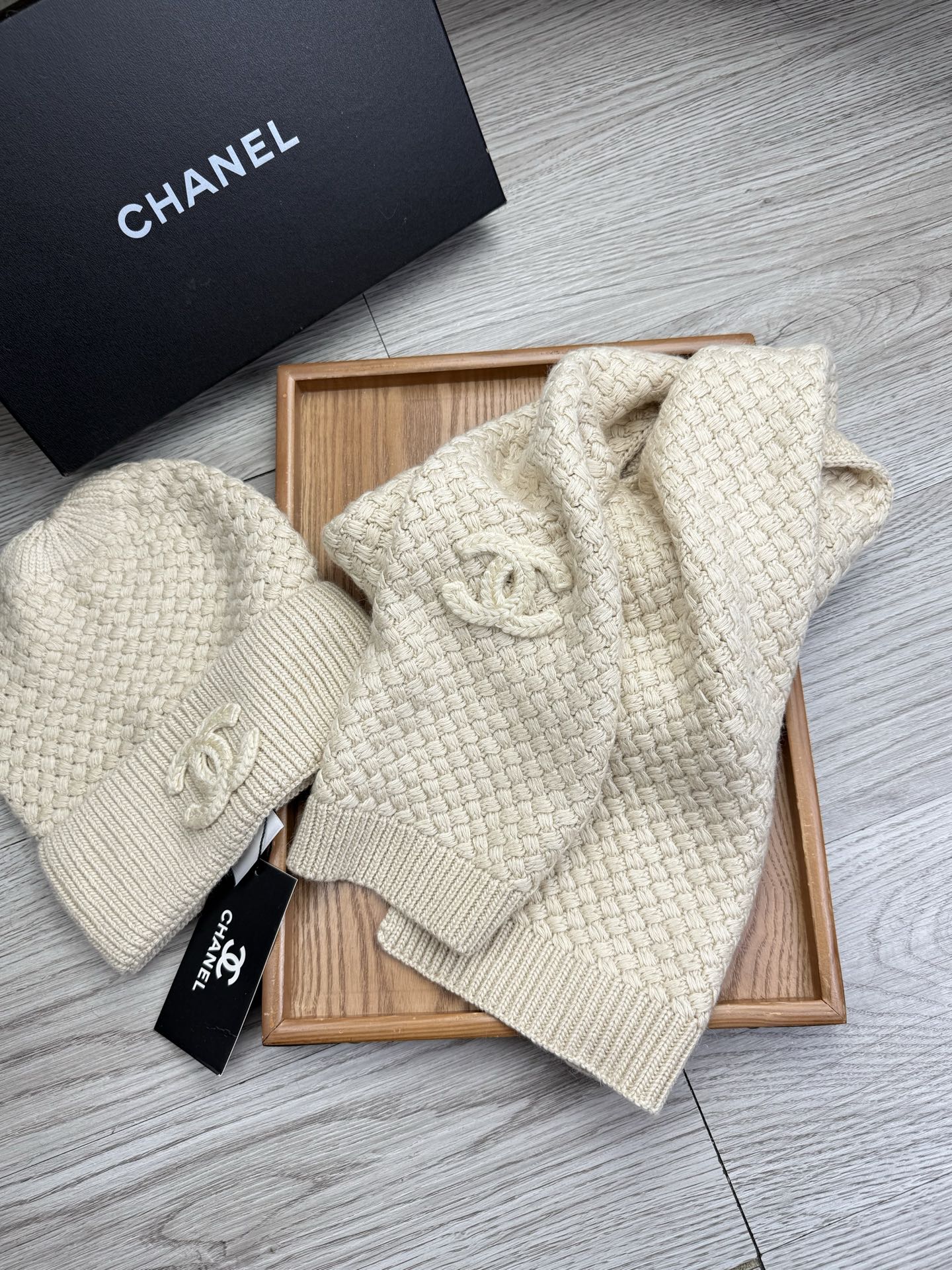 🌹。C家。 【羊毛套装帽子】经典套装帽子！帽子➕围巾！70%羊毛➕30%兔毛。暖暖哒超级舒服～冬日小姐姐减龄神器哦～这个