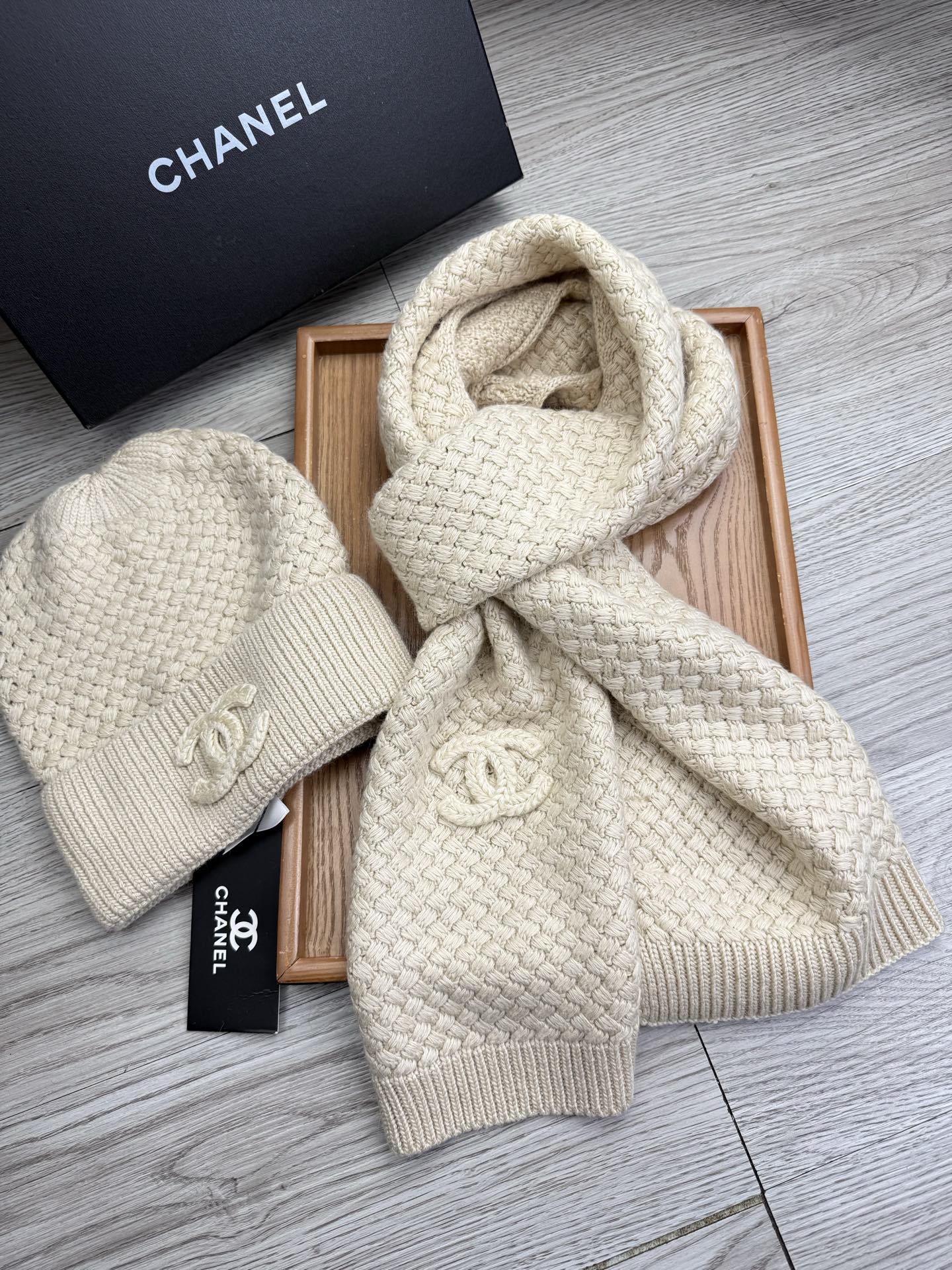 🌹。C家。 【羊毛套装帽子】经典套装帽子！帽子➕围巾！70%羊毛➕30%兔毛。暖暖哒超级舒服～冬日小姐姐减龄神器哦～这个