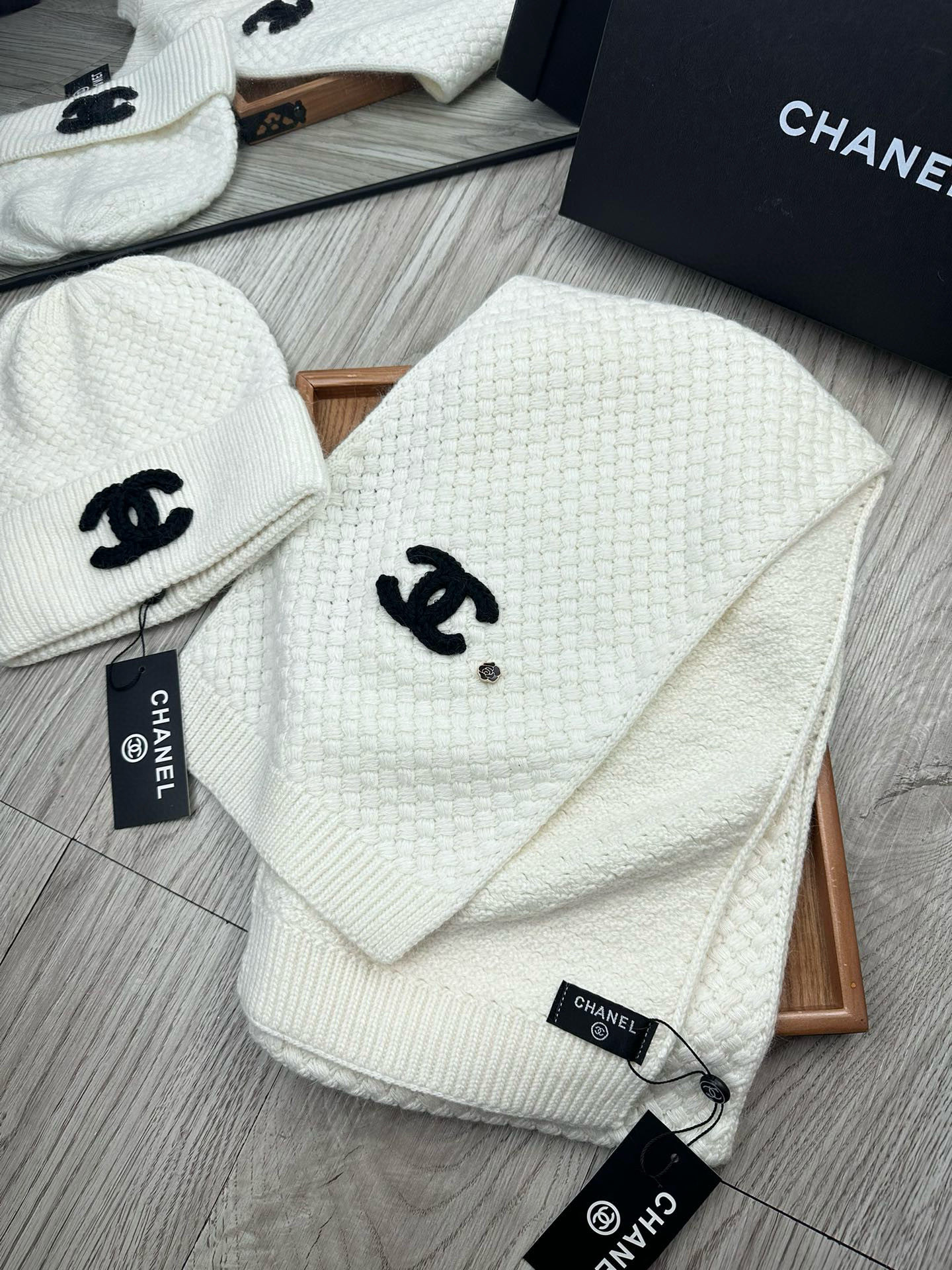 🌹。C家。 【羊毛套装帽子】经典套装帽子！帽子➕围巾！70%羊毛➕30%兔毛。暖暖哒超级舒服～冬日小姐姐减龄神器哦～这个