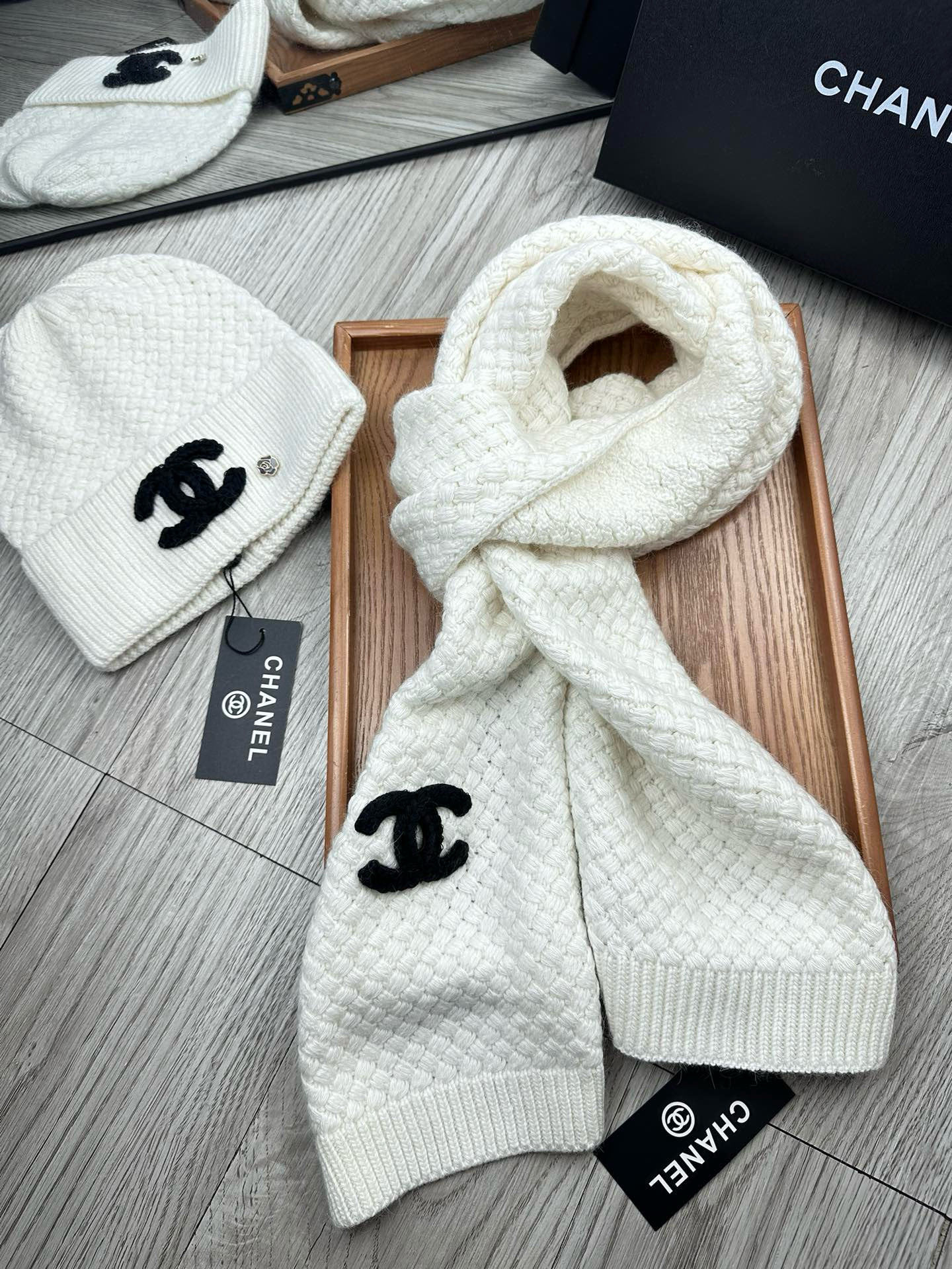 🌹。C家。 【羊毛套装帽子】经典套装帽子！帽子➕围巾！70%羊毛➕30%兔毛。暖暖哒超级舒服～冬日小姐姐减龄神器哦～这个