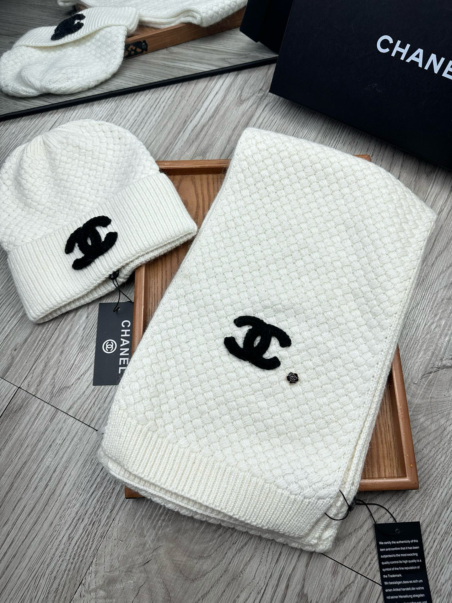 🌹。C家。 【羊毛套装帽子】经典套装帽子！帽子➕围巾！70%羊毛➕30%兔毛。暖暖哒超级舒服～冬日小姐姐减龄神器哦～这个
