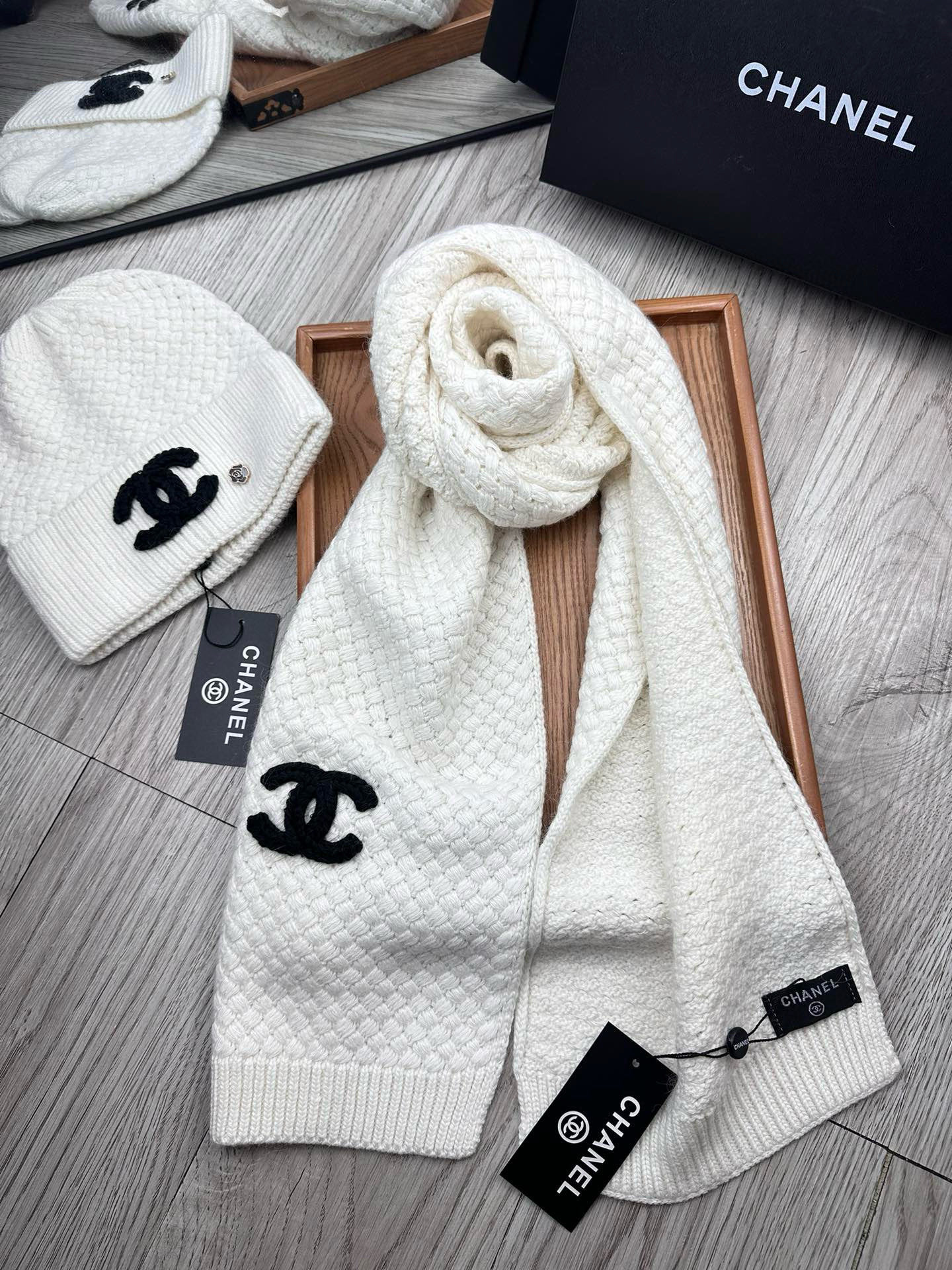 🌹。C家。 【羊毛套装帽子】经典套装帽子！帽子➕围巾！70%羊毛➕30%兔毛。暖暖哒超级舒服～冬日小姐姐减龄神器哦～这个