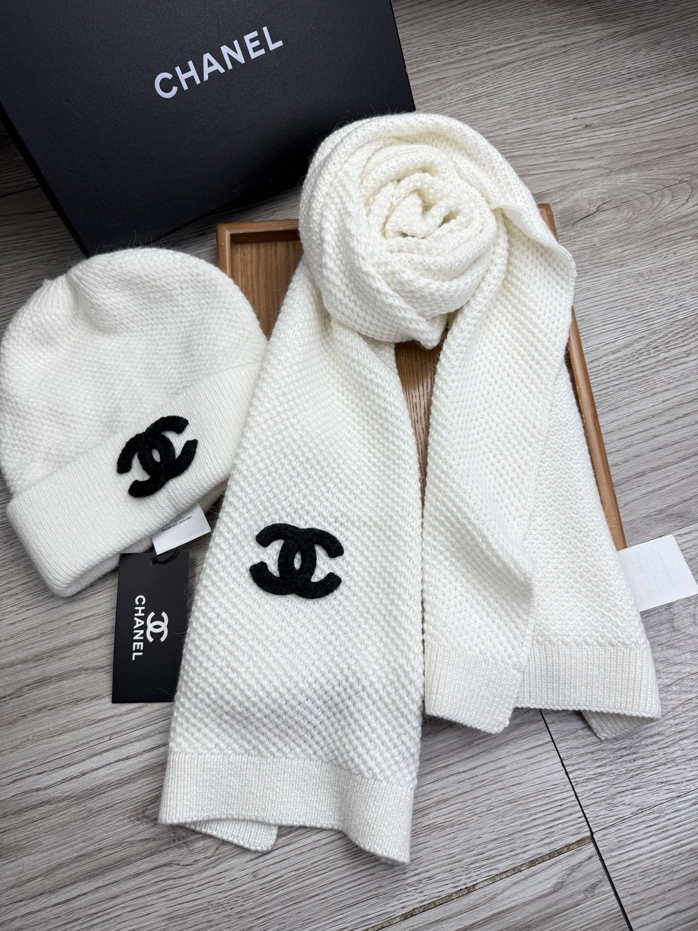 🌹。C家。 【羊毛套装帽子】经典套装帽子！帽子➕围巾！70%羊毛➕30%兔毛。暖暖哒超级舒服～冬日小姐姐减龄神器哦～这个