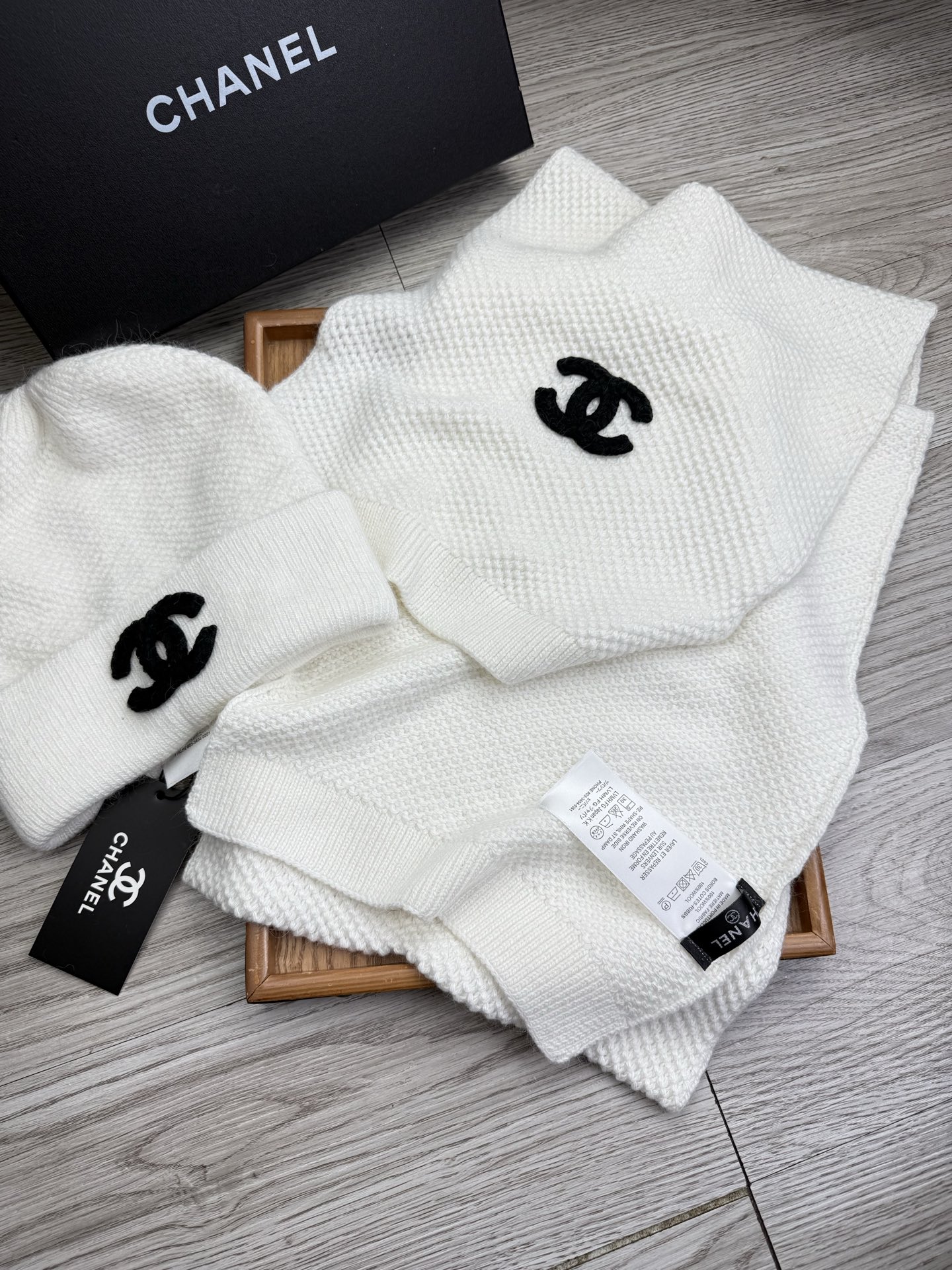 🌹。C家。 【羊毛套装帽子】经典套装帽子！帽子➕围巾！70%羊毛➕30%兔毛。暖暖哒超级舒服～冬日小姐姐减龄神器哦～这个
