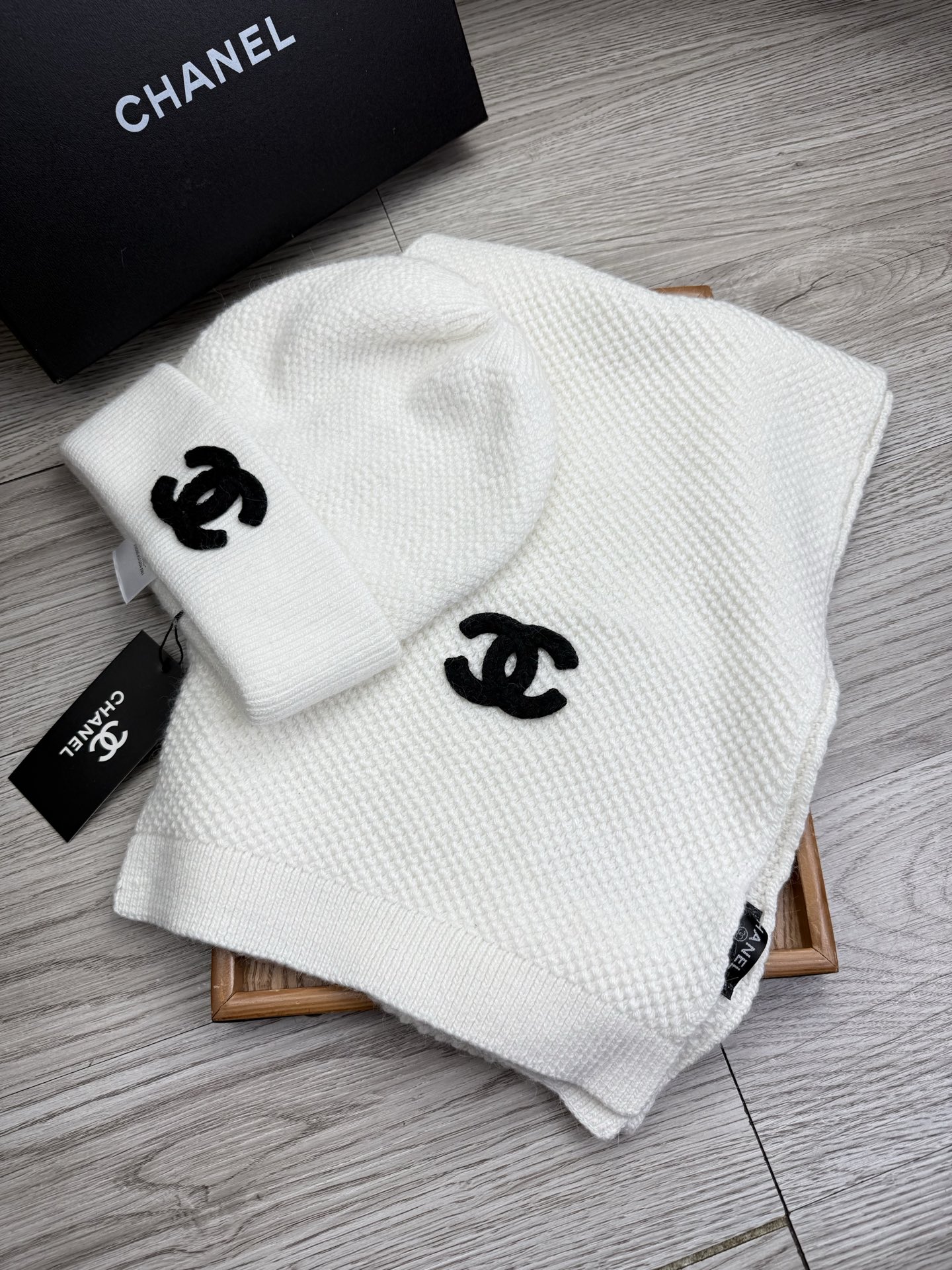 🌹。C家。 【羊毛套装帽子】经典套装帽子！帽子➕围巾！70%羊毛➕30%兔毛。暖暖哒超级舒服～冬日小姐姐减龄神器哦～这个