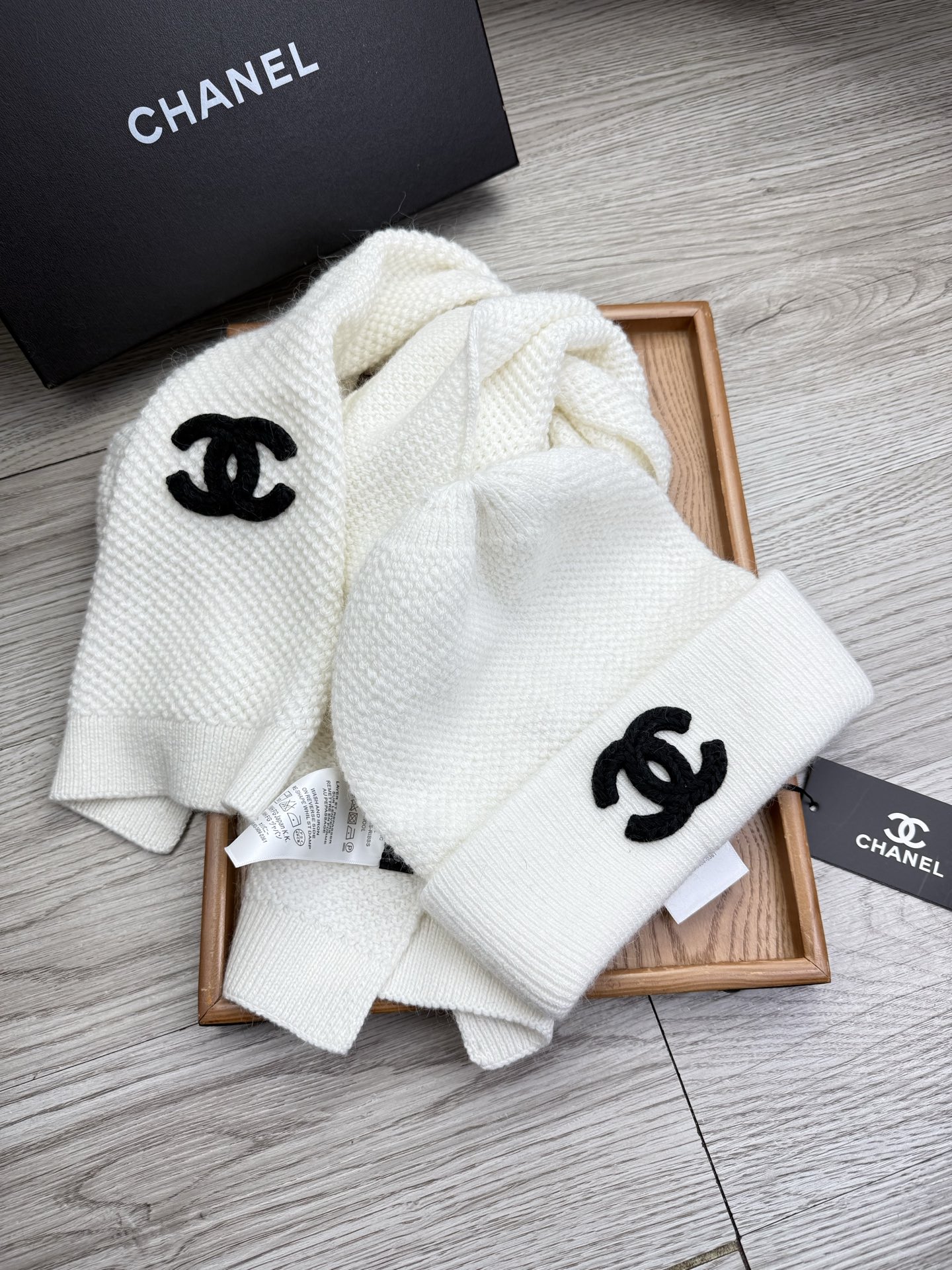 🌹。C家。 【羊毛套装帽子】经典套装帽子！帽子➕围巾！70%羊毛➕30%兔毛。暖暖哒超级舒服～冬日小姐姐减龄神器哦～这个