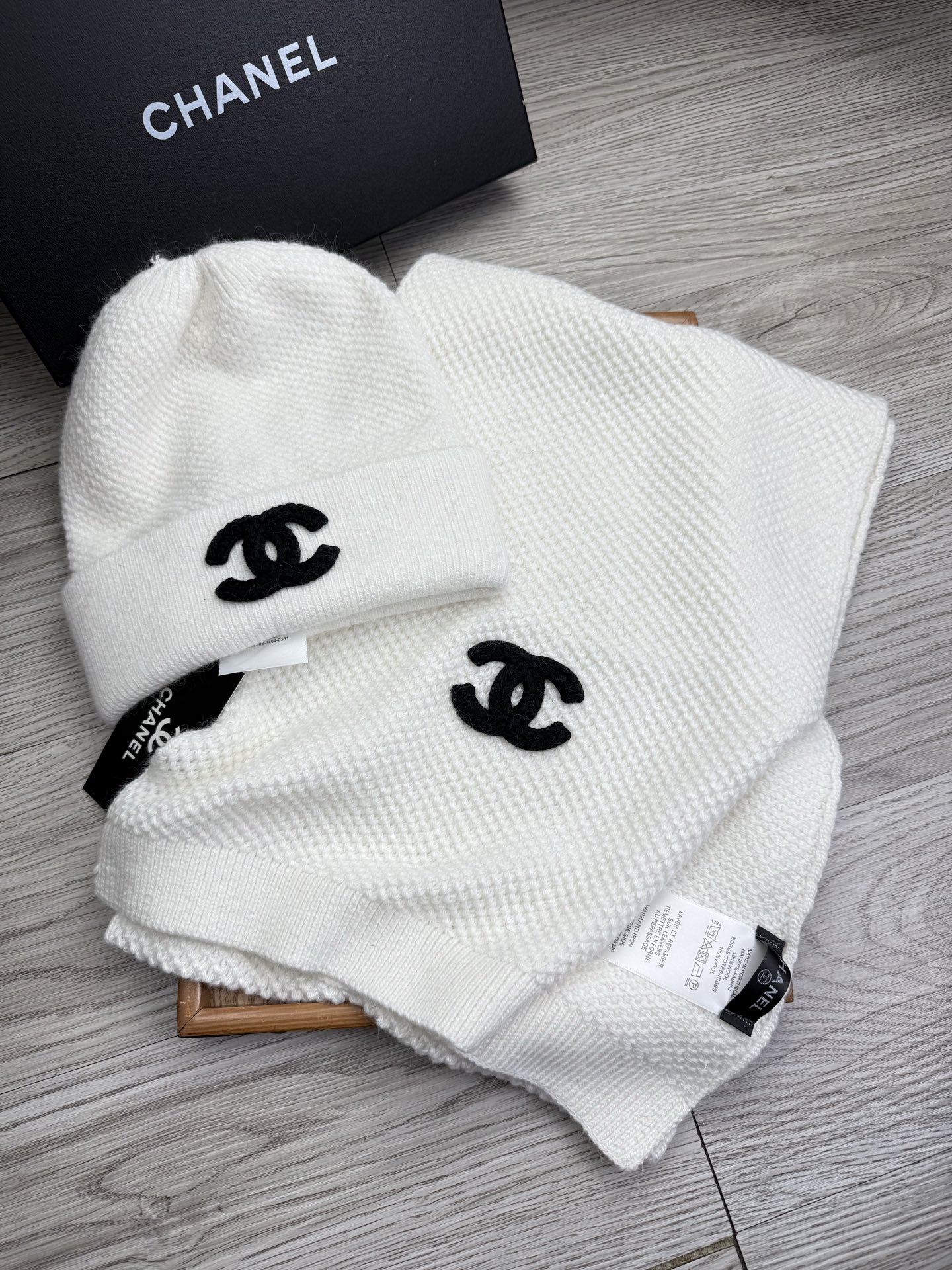 🌹。C家。 【羊毛套装帽子】经典套装帽子！帽子➕围巾！70%羊毛➕30%兔毛。暖暖哒超级舒服～冬日小姐姐减龄神器哦～这个