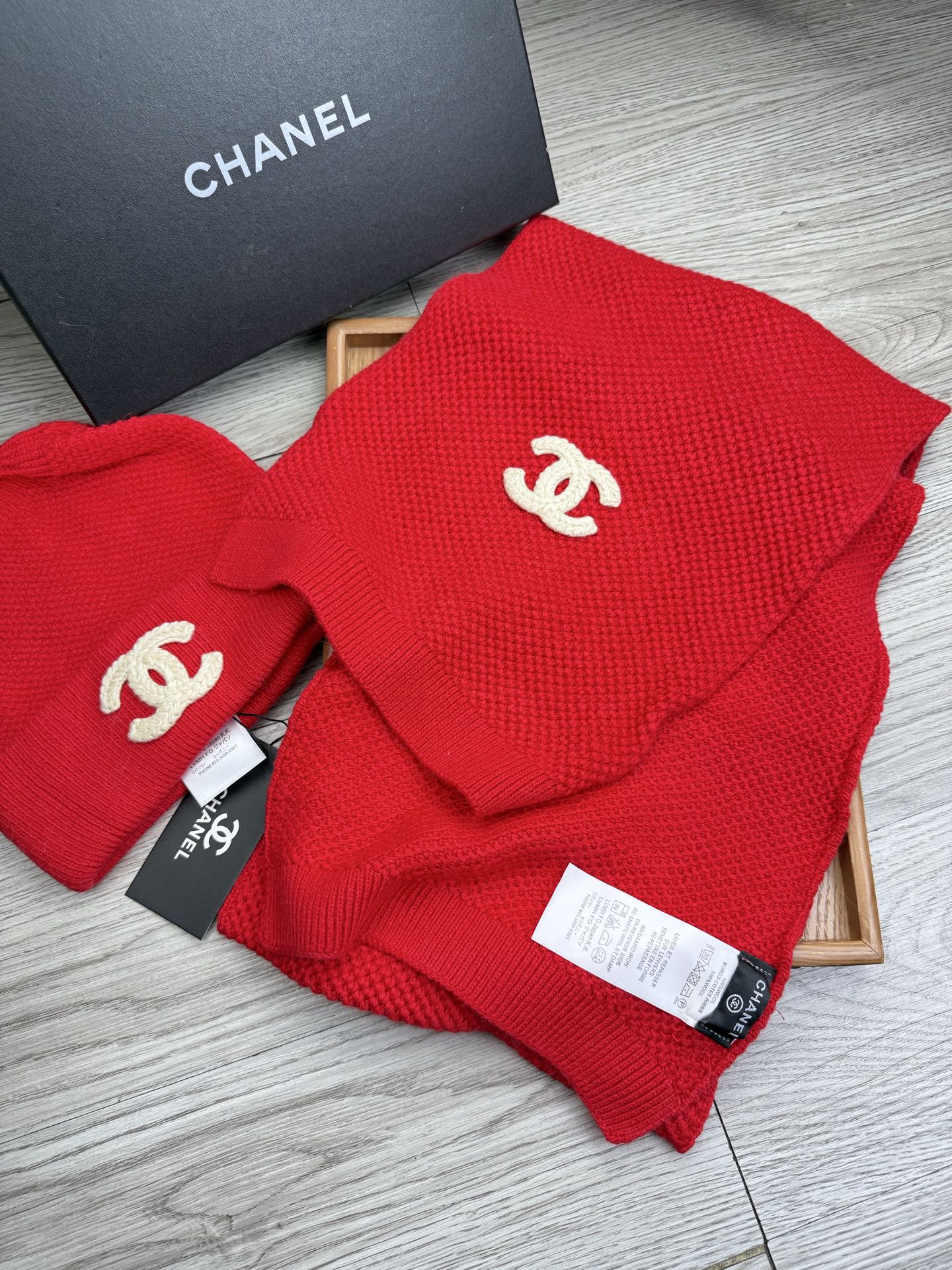 🌹。C家。 【羊毛套装帽子】经典套装帽子！帽子➕围巾！70%羊毛➕30%兔毛。暖暖哒超级舒服～冬日小姐姐减龄神器哦～这个