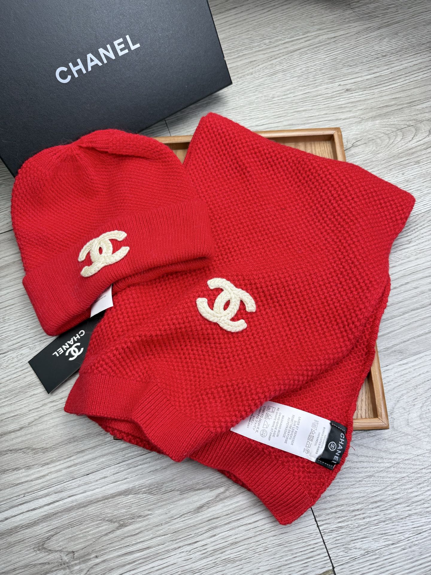 🌹。C家。 【羊毛套装帽子】经典套装帽子！帽子➕围巾！70%羊毛➕30%兔毛。暖暖哒超级舒服～冬日小姐姐减龄神器哦～这个